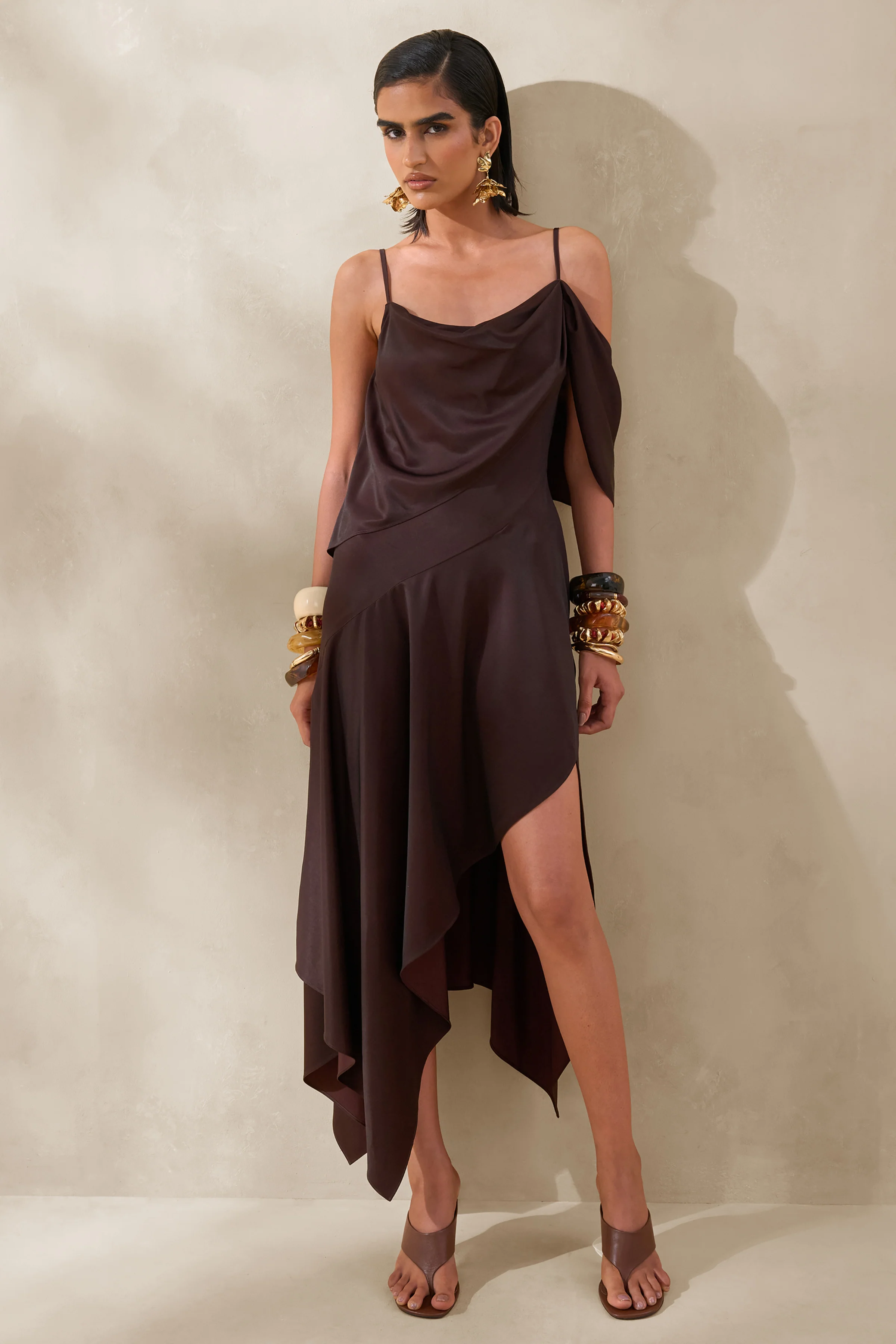Helira | Bruine Asymmetrische Midi Jurk Met Draperende details En Open rug - Image 4