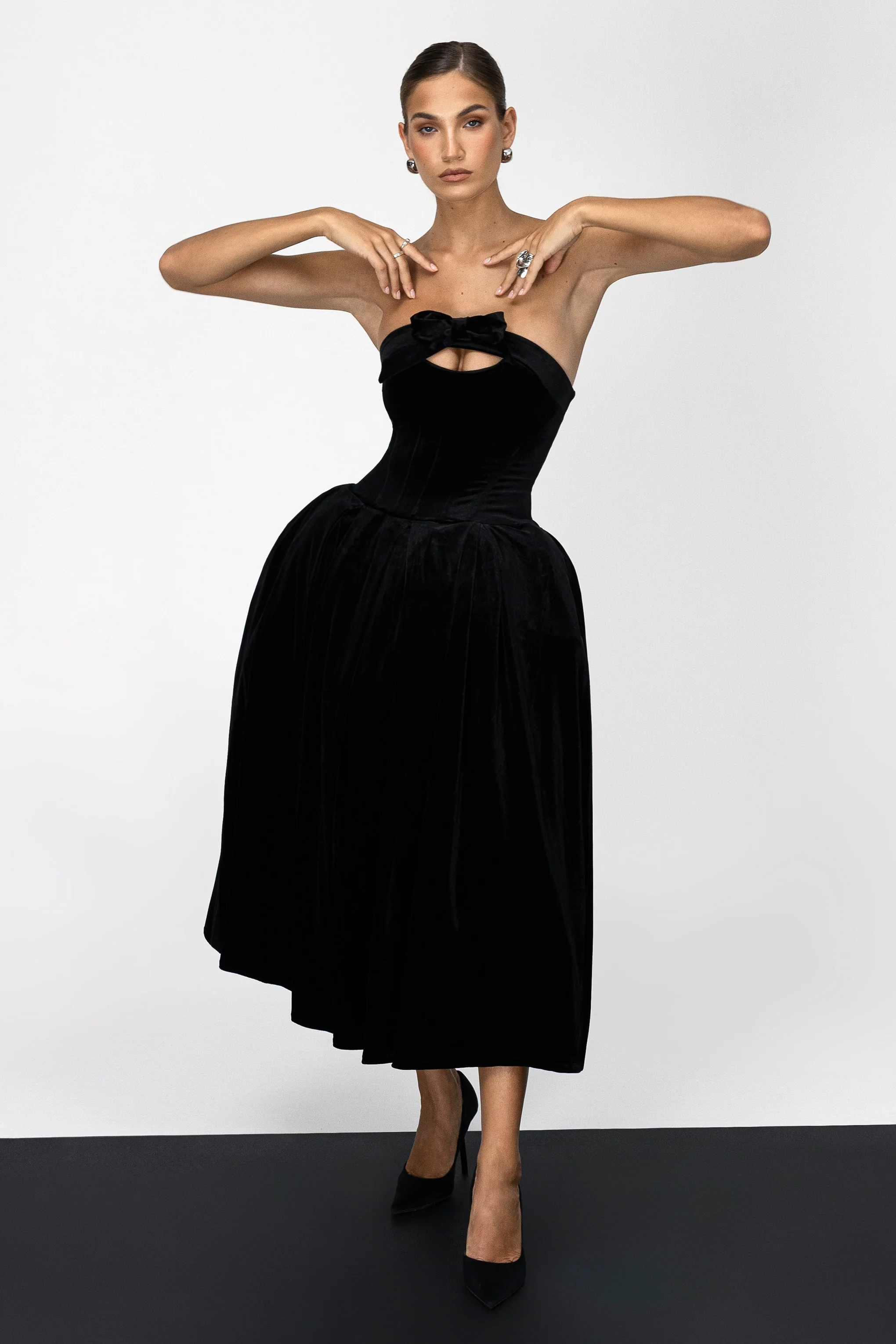 Hepburn | Zwarte Velours Bandeau Midi Jurk Met Strik Detail