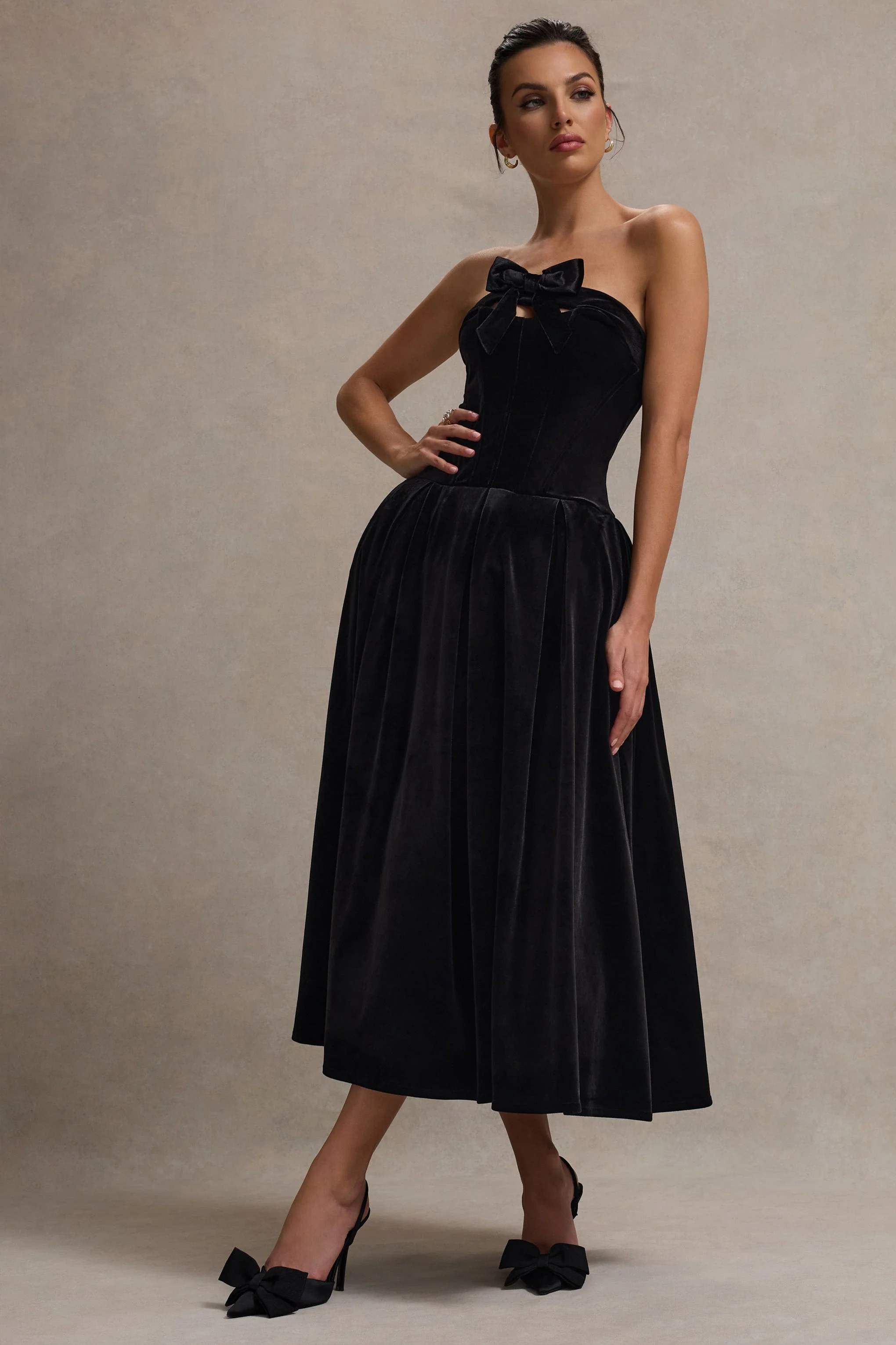 Hepburn | Zwarte Velours Bandeau Midi Jurk Met Strik Detail - Image 2