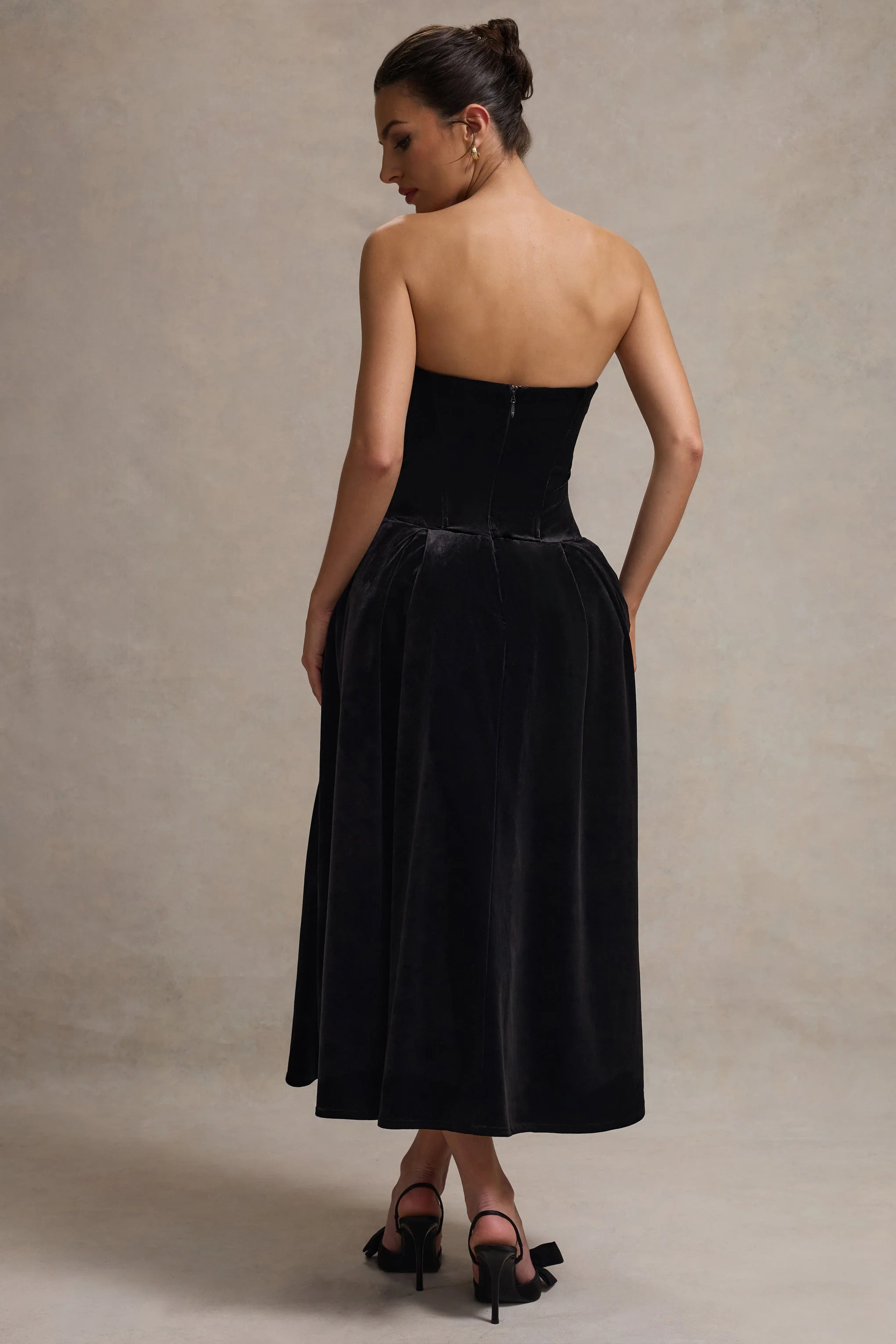 Hepburn | Zwarte Velours Bandeau Midi Jurk Met Strik Detail - Image 3