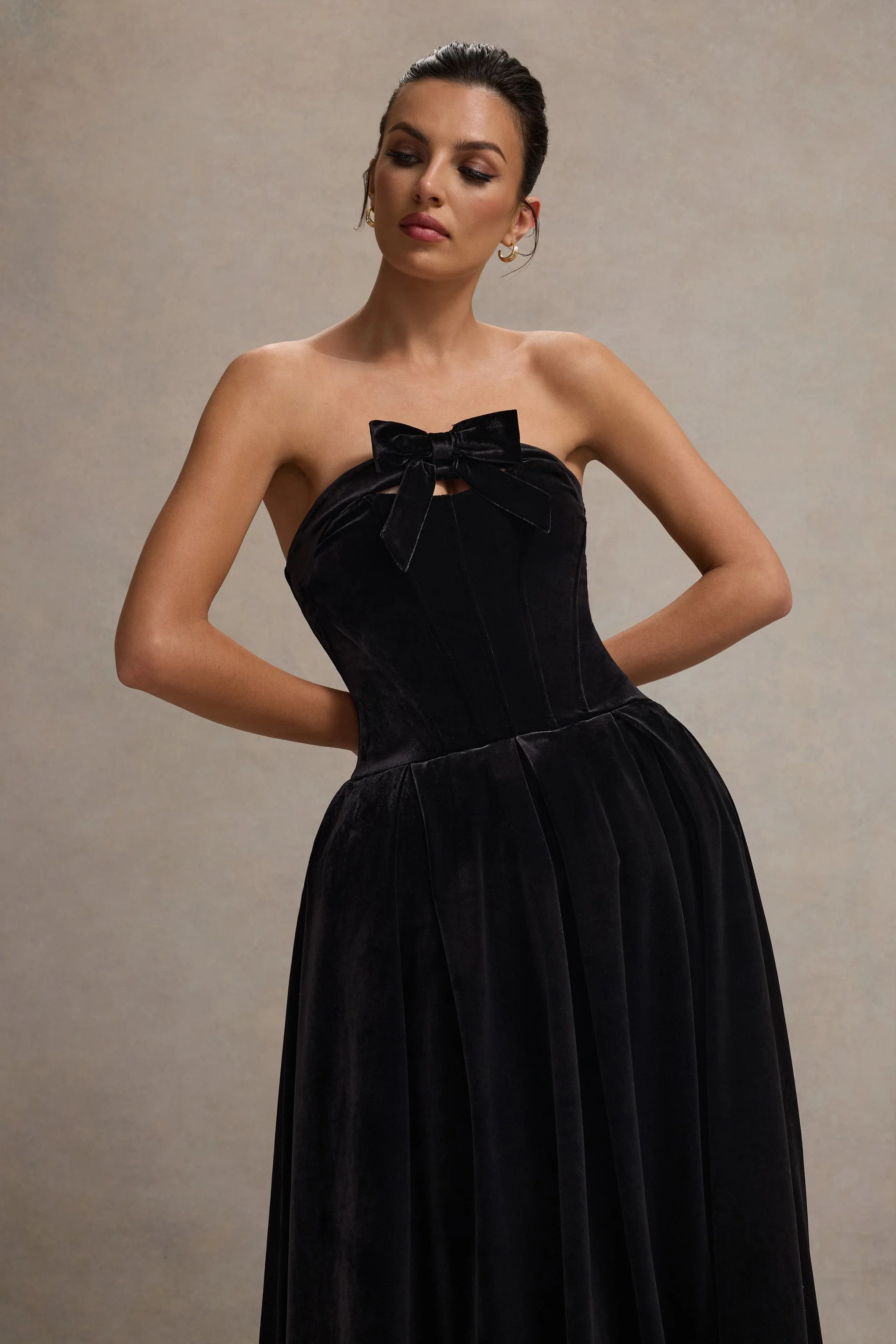 Hepburn | Zwarte Velours Bandeau Midi Jurk Met Strik Detail - Image 4