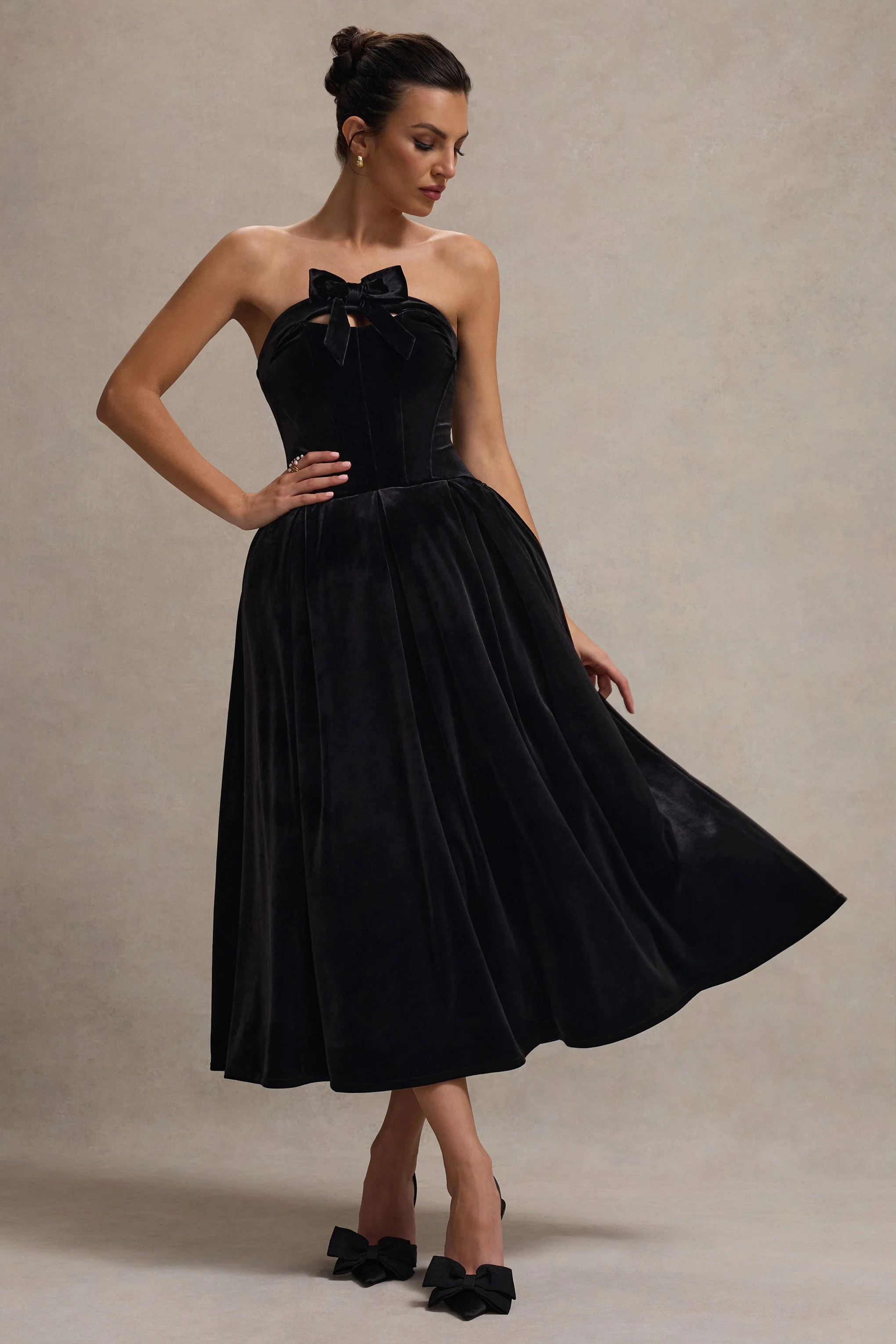Hepburn | Zwarte Velours Bandeau Midi Jurk Met Strik Detail - Image 5