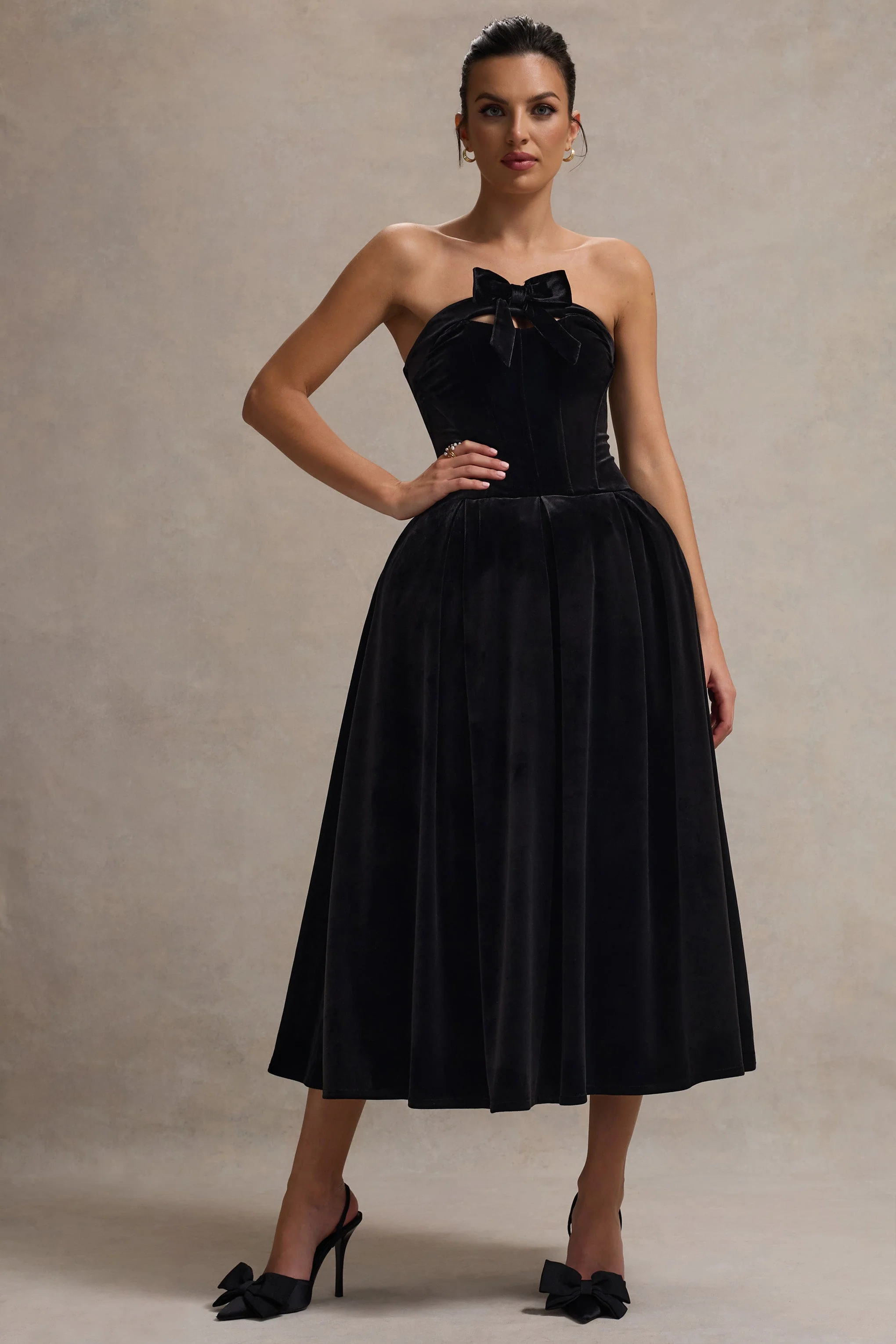 Hepburn | Zwarte Velours Bandeau Midi Jurk Met Strik Detail - Image 6