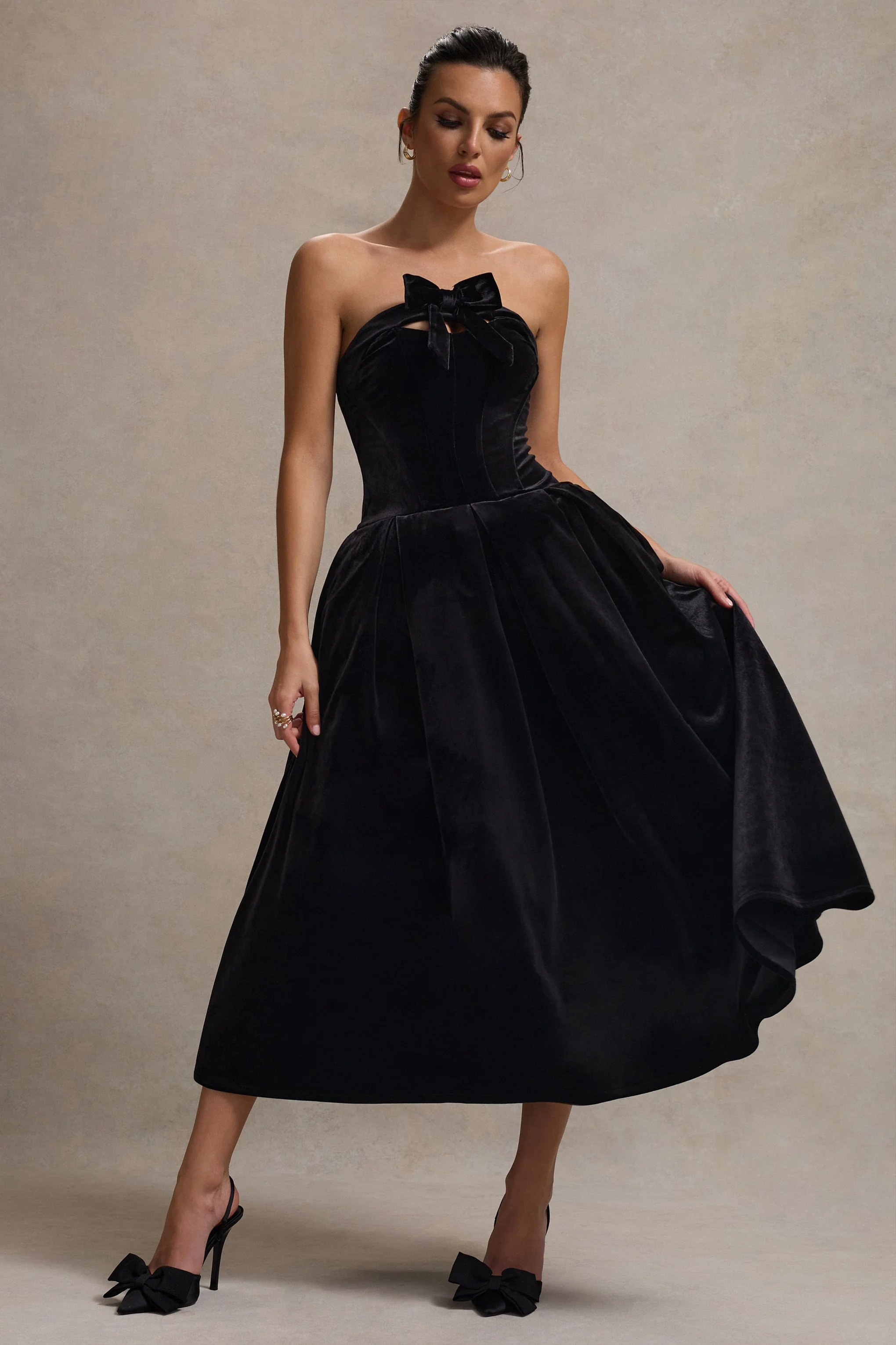 Hepburn | Zwarte Velours Bandeau Midi Jurk Met Strik Detail - Image 7