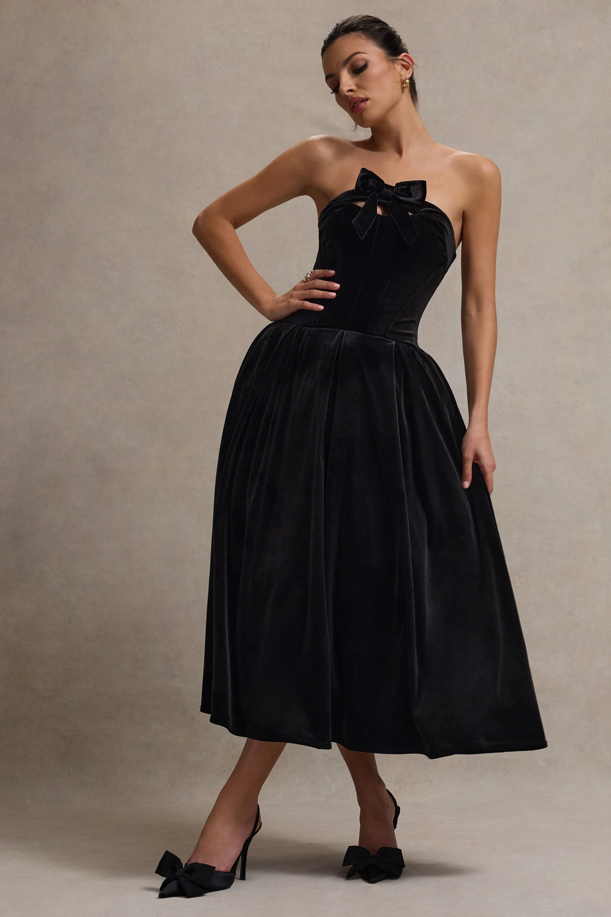 Hepburn | Zwarte Velours Bandeau Midi Jurk Met Strik Detail - Image 8