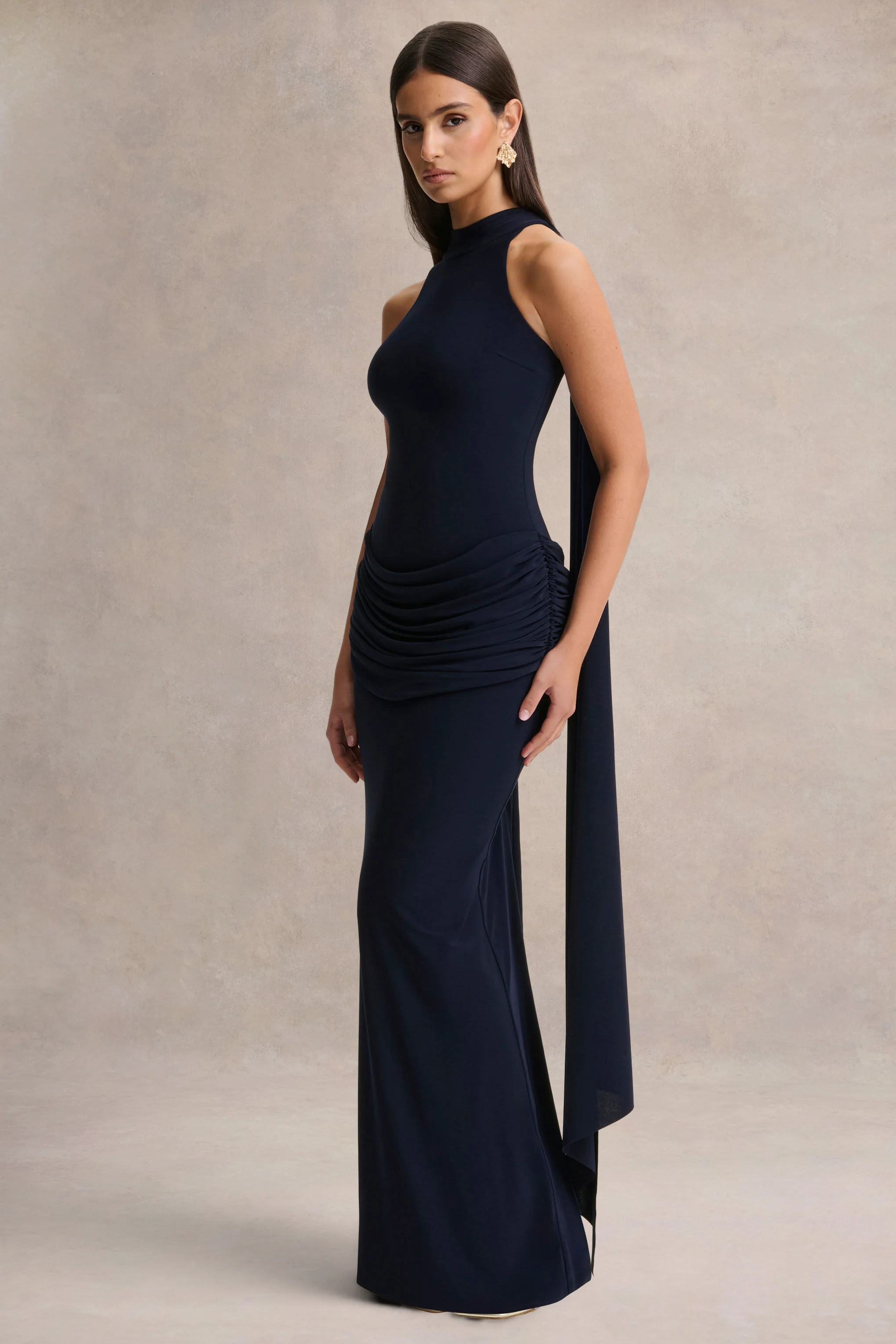 Hesperia | Marineblauwe Hoge-Hals Maxi Jurk Met Gedrapeerde Details En Sjaal - Image 3