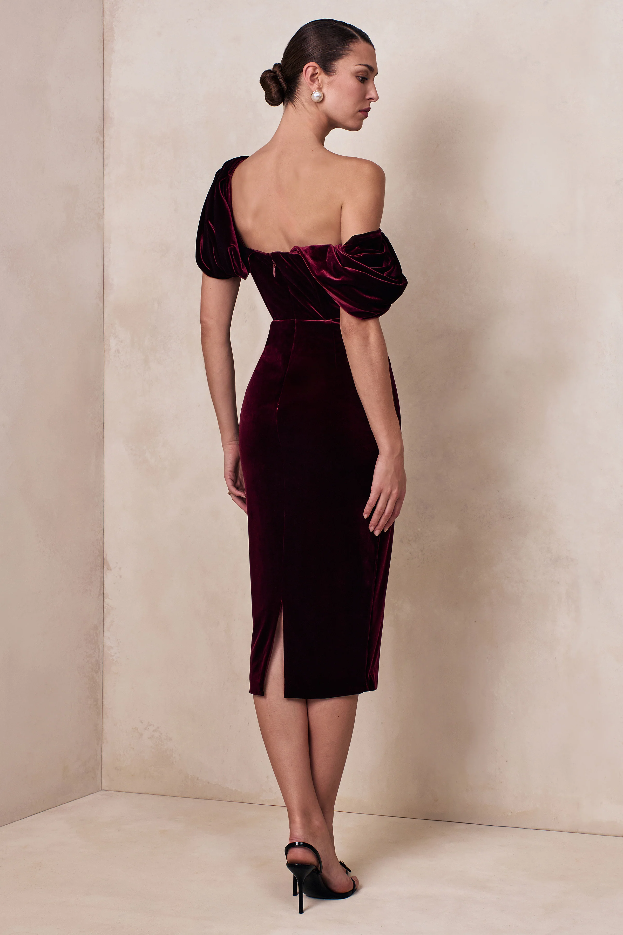 High End | Bordeaux Fluwelen Asymmetrische Hals Midi Jurk Met Draperende Details - Image 2