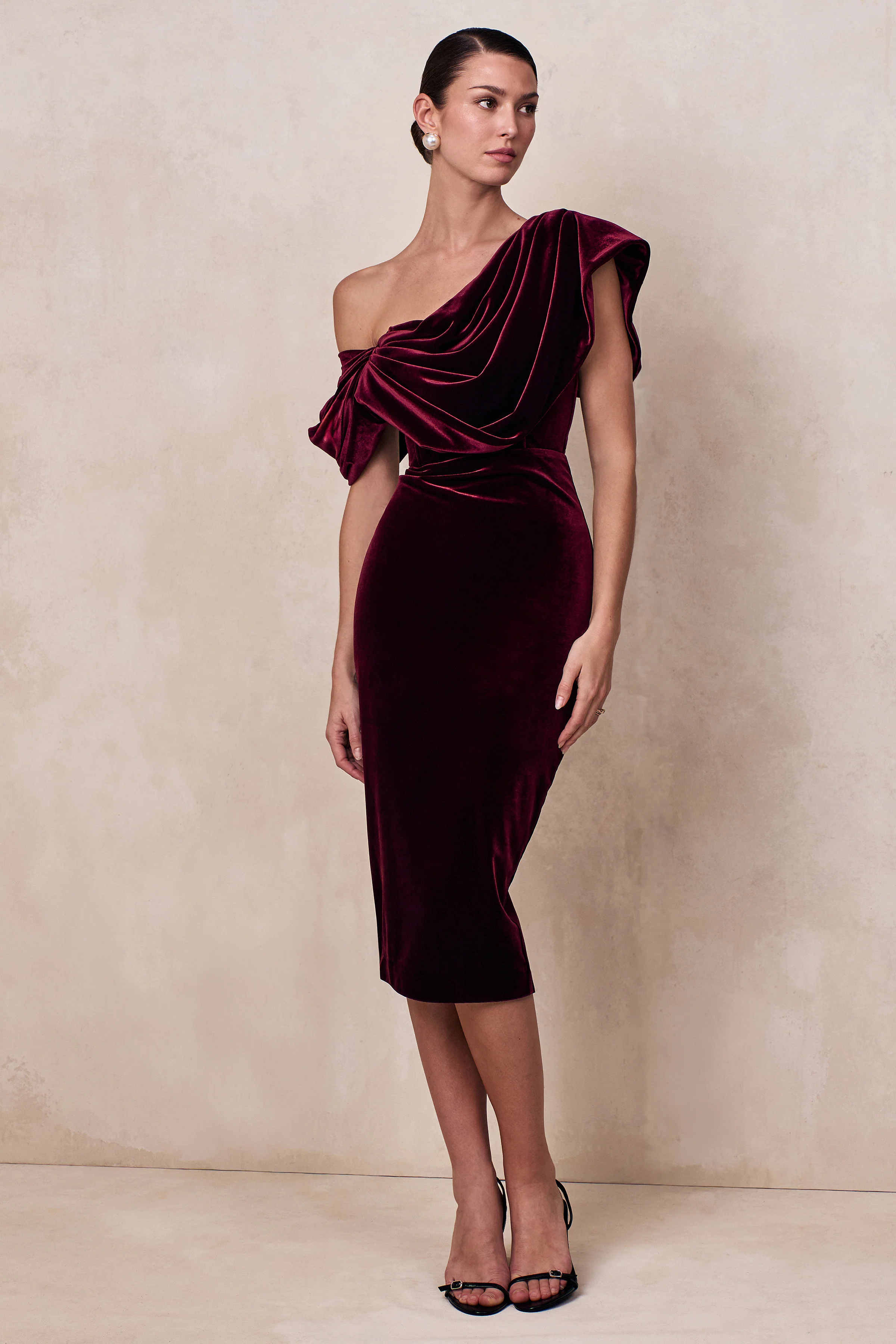 High End | Bordeaux Fluwelen Asymmetrische Hals Midi Jurk Met Draperende Details - Image 3