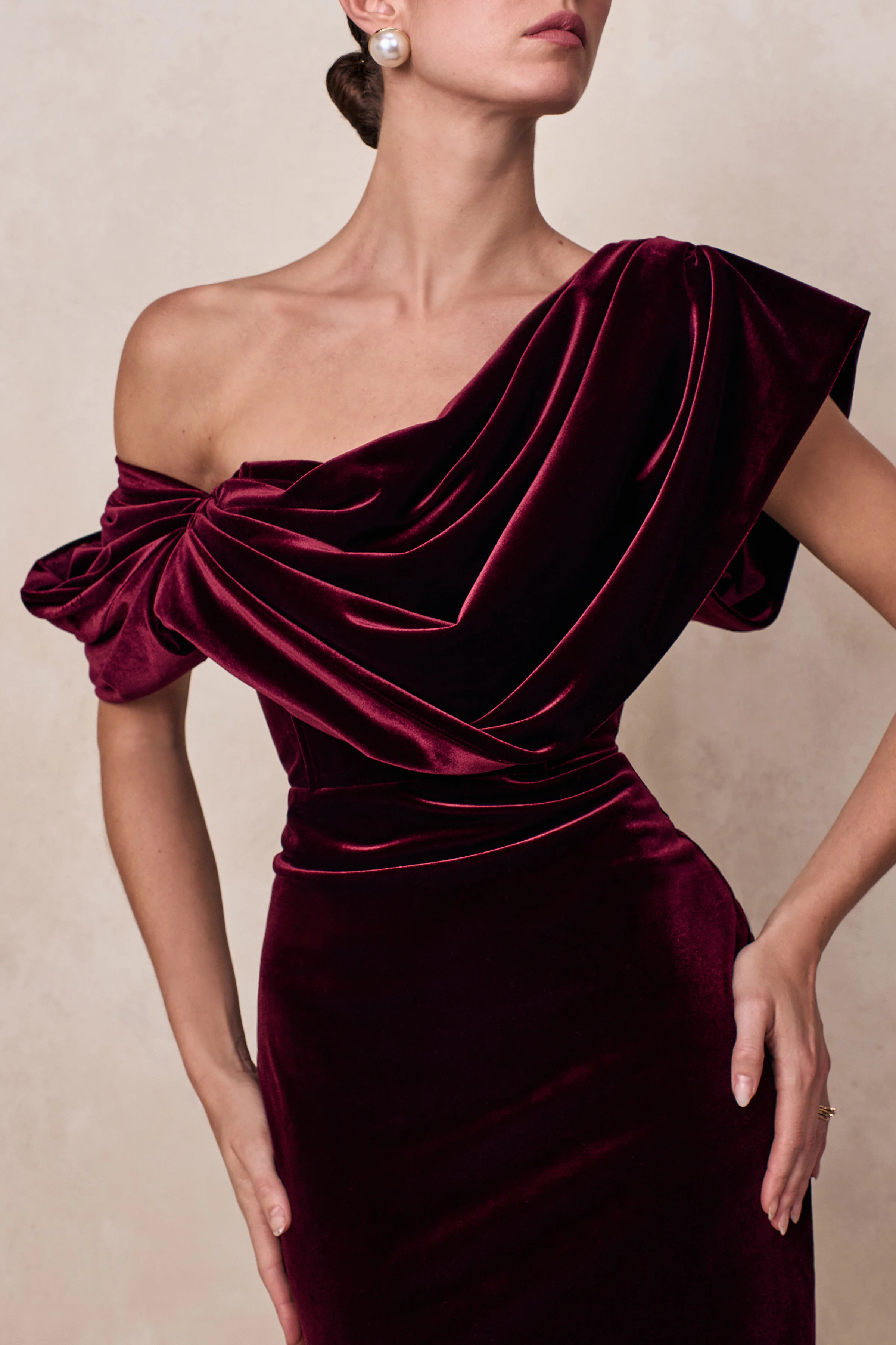 High End | Bordeaux Fluwelen Asymmetrische Hals Midi Jurk Met Draperende Details - Image 4