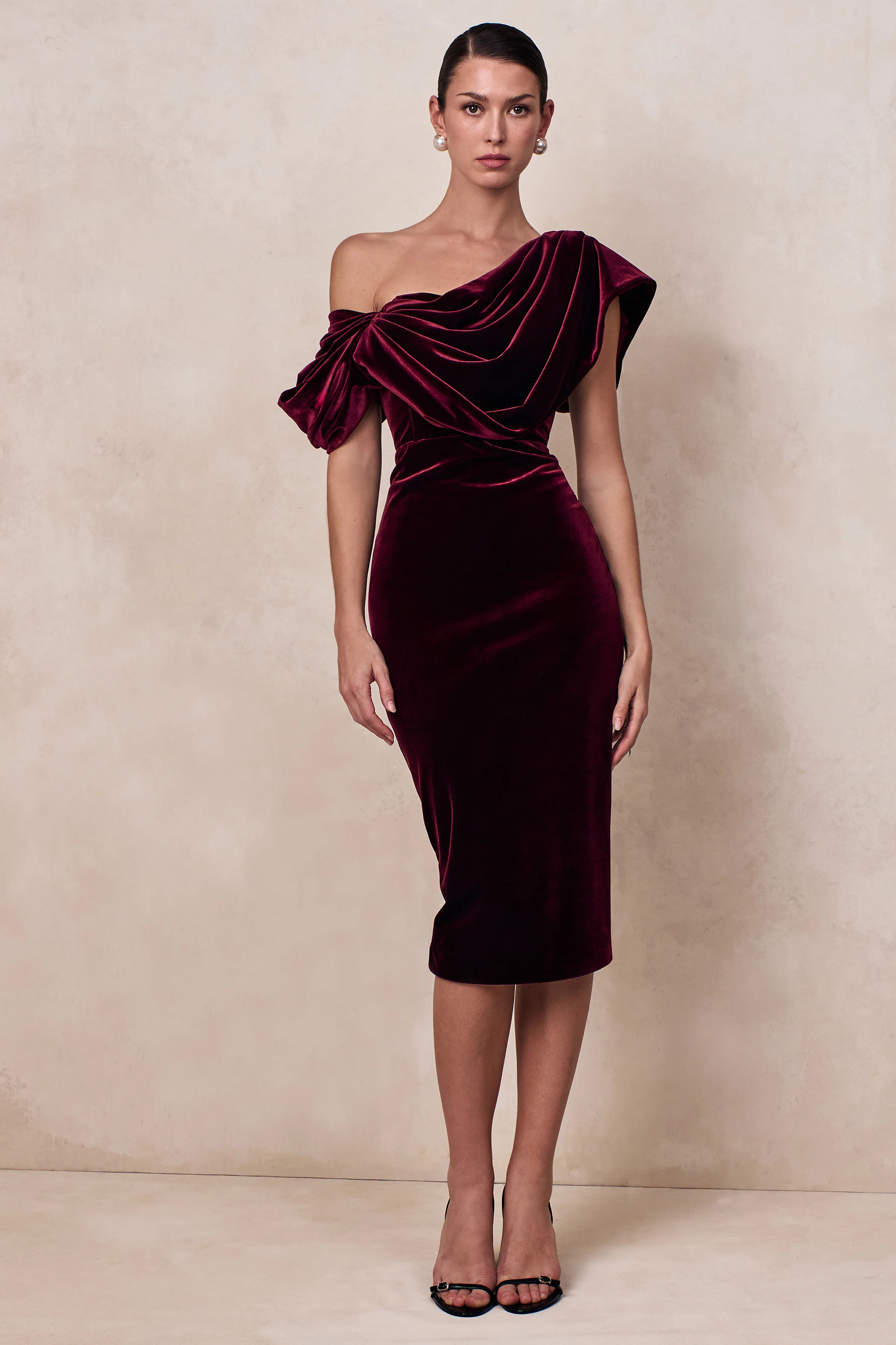 High End | Bordeaux Fluwelen Asymmetrische Hals Midi Jurk Met Draperende Details - Image 5