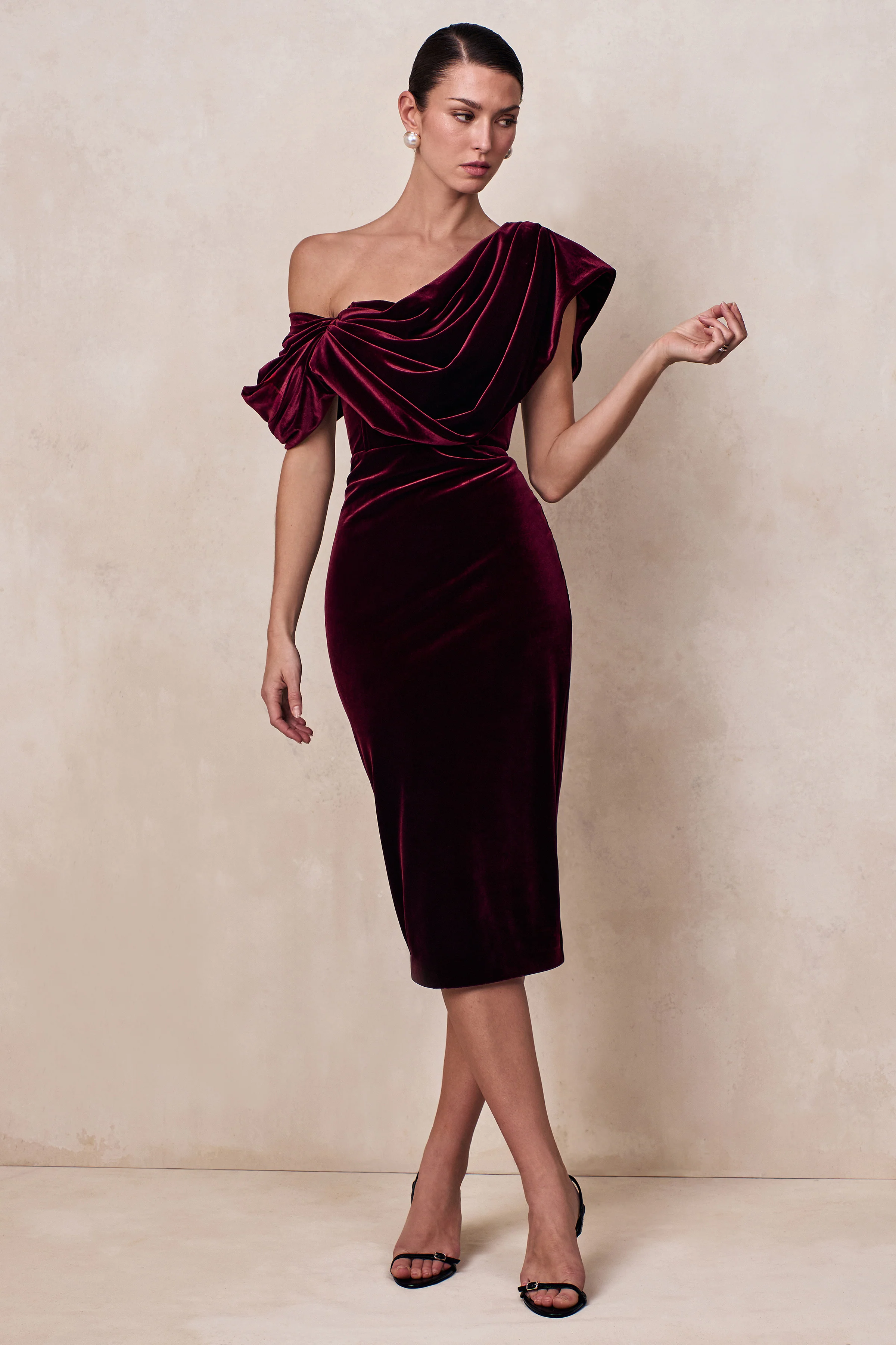 High End | Bordeaux Fluwelen Asymmetrische Hals Midi Jurk Met Draperende Details - Image 6