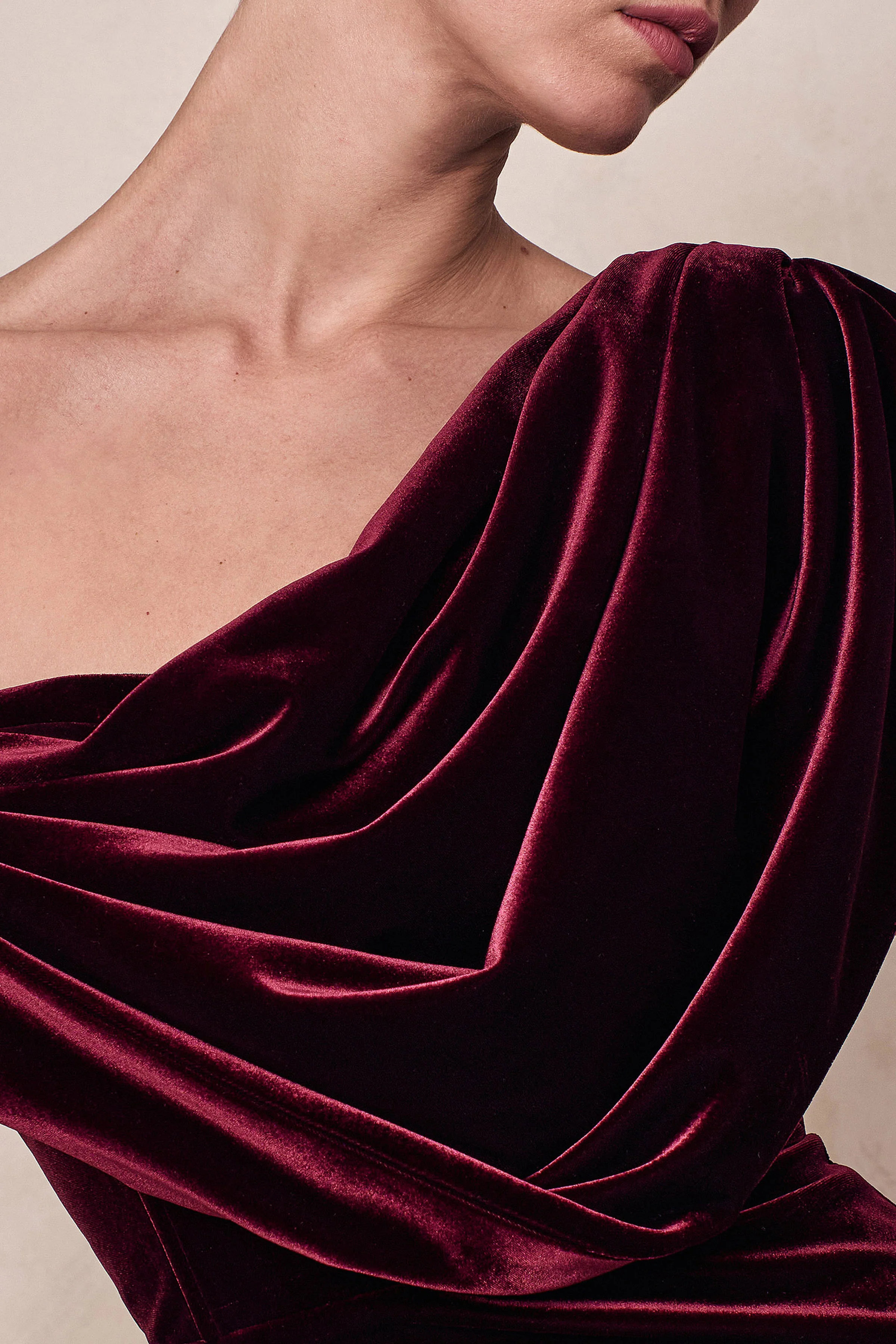 High End | Bordeaux Fluwelen Asymmetrische Hals Midi Jurk Met Draperende Details - Image 7