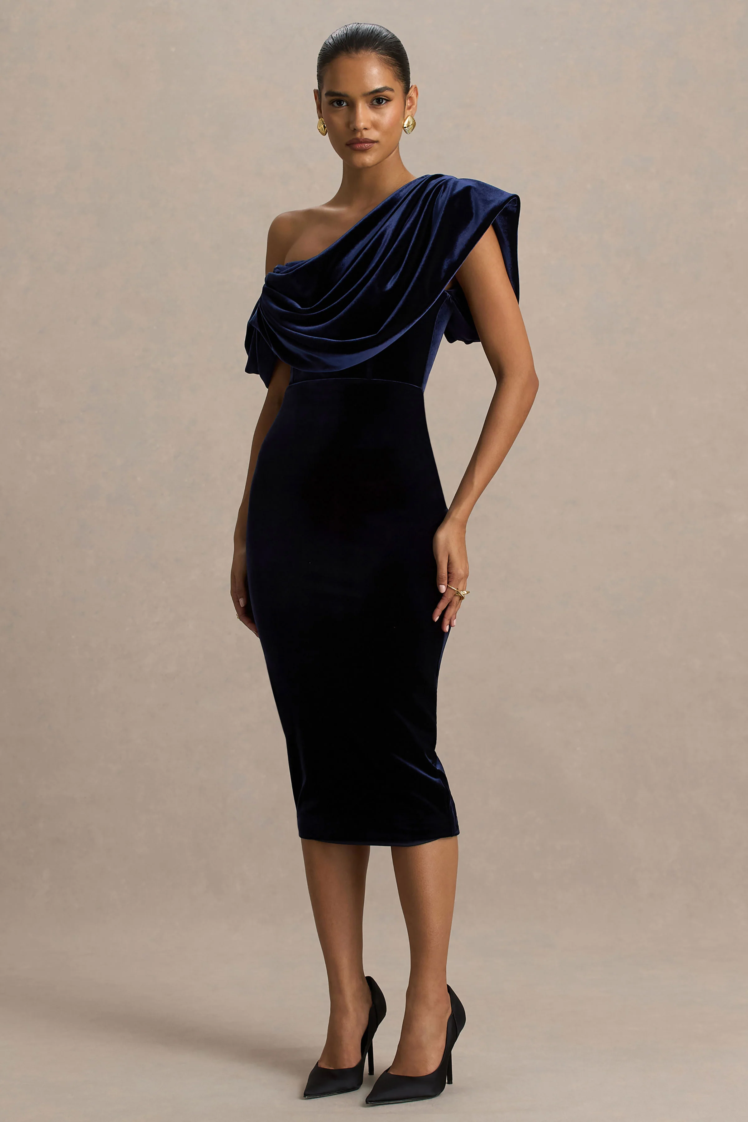 High End | Marineblauwe Fluwelen Midi Jurk Met Asymmetrische Hals En Draperende Detail - Image 5
