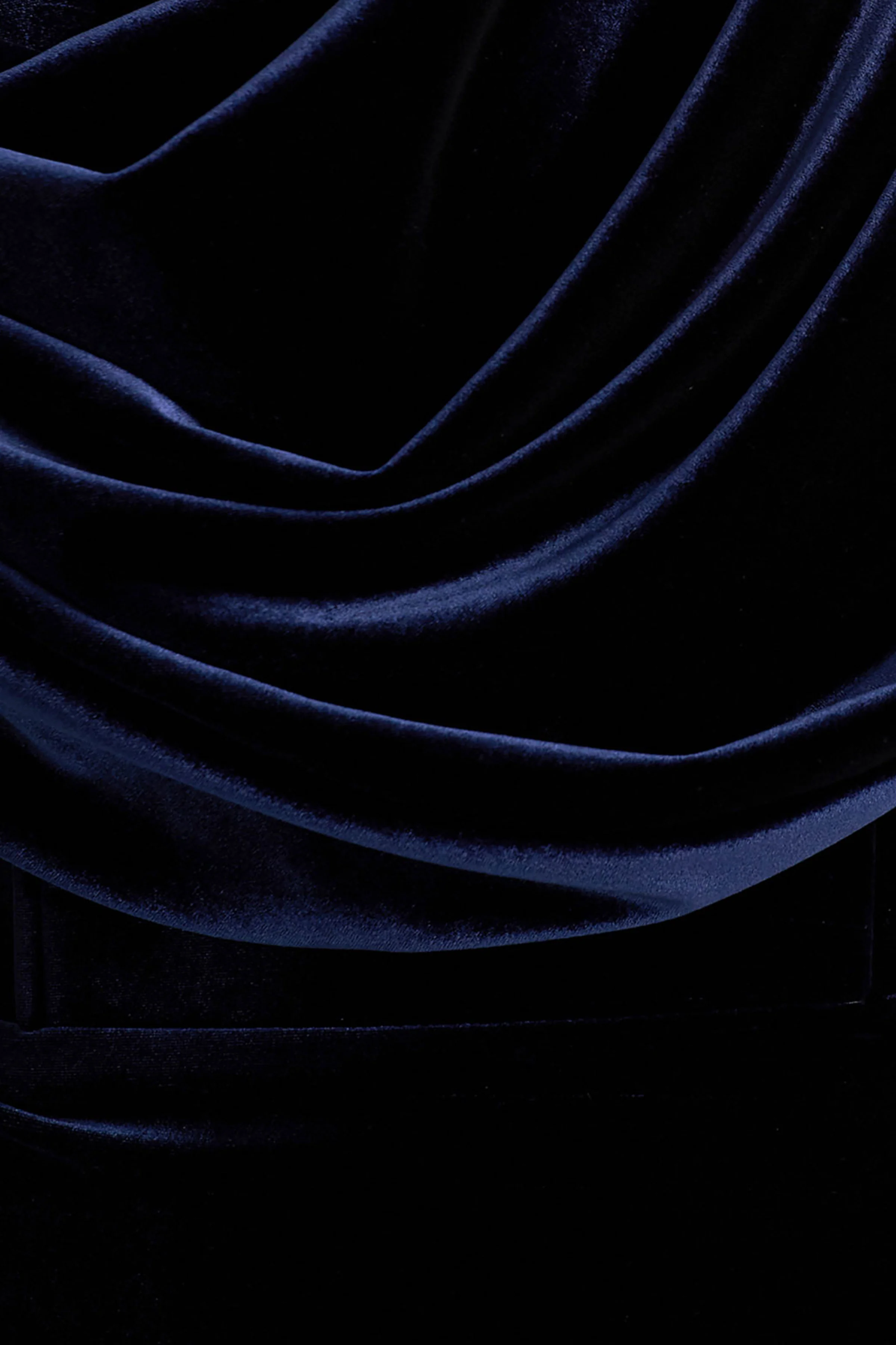 High End | Marineblauwe Fluwelen Midi Jurk Met Asymmetrische Hals En Draperende Detail - Image 6