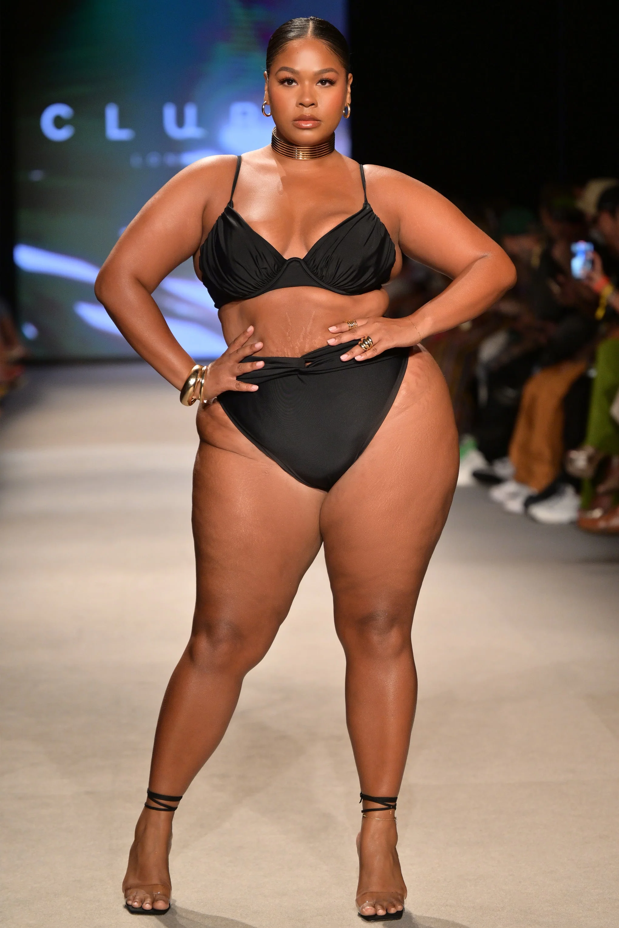 High Tide | Zwarte Gedraaide Bikini Broekje  Met Hoge Taille En Knoopdetail aan de Voorkant - Image 7