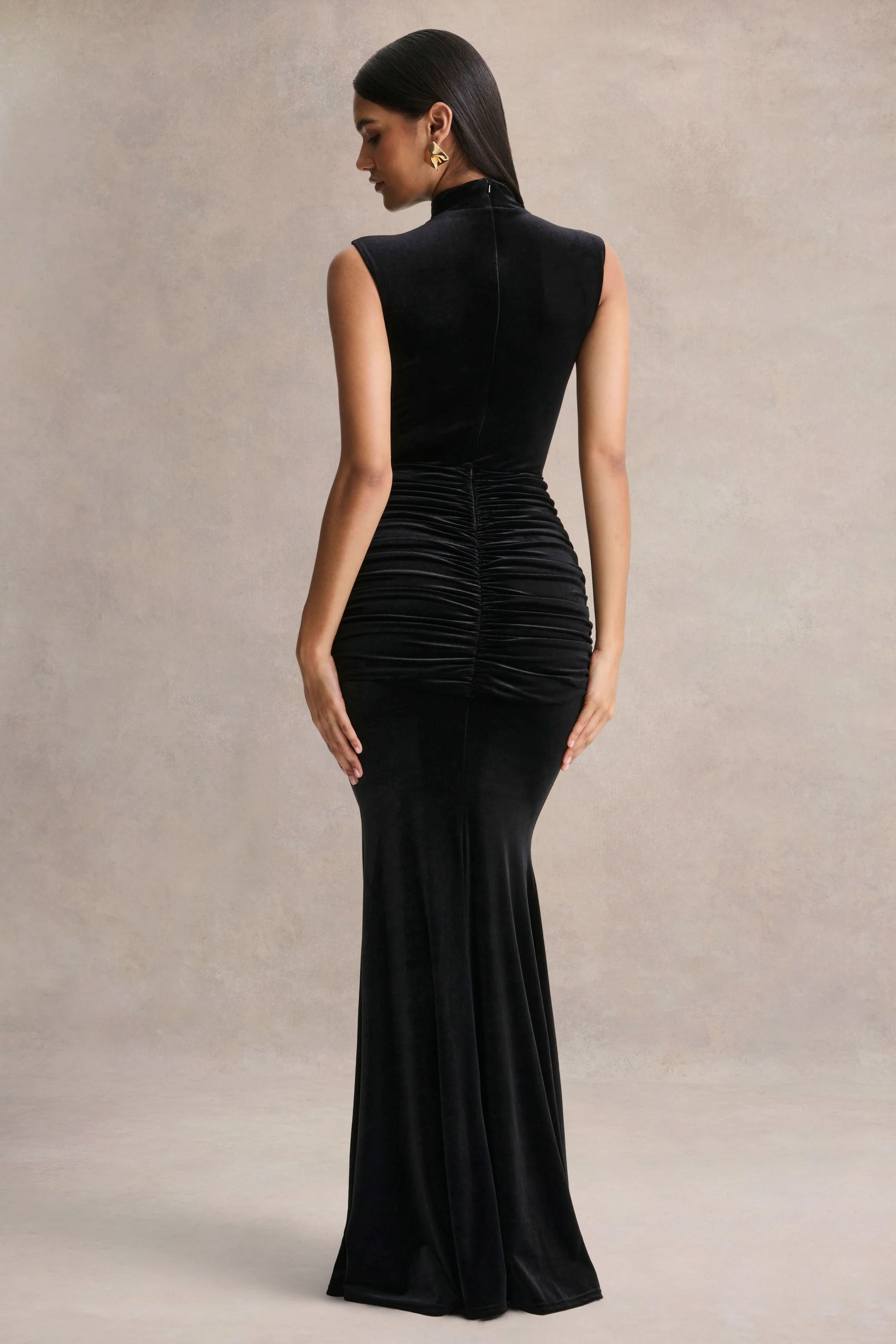 Idalina | Zwarte Fluwelen Maxi Jurk met Hoge Halslijn en Geplooide Details - Image 2