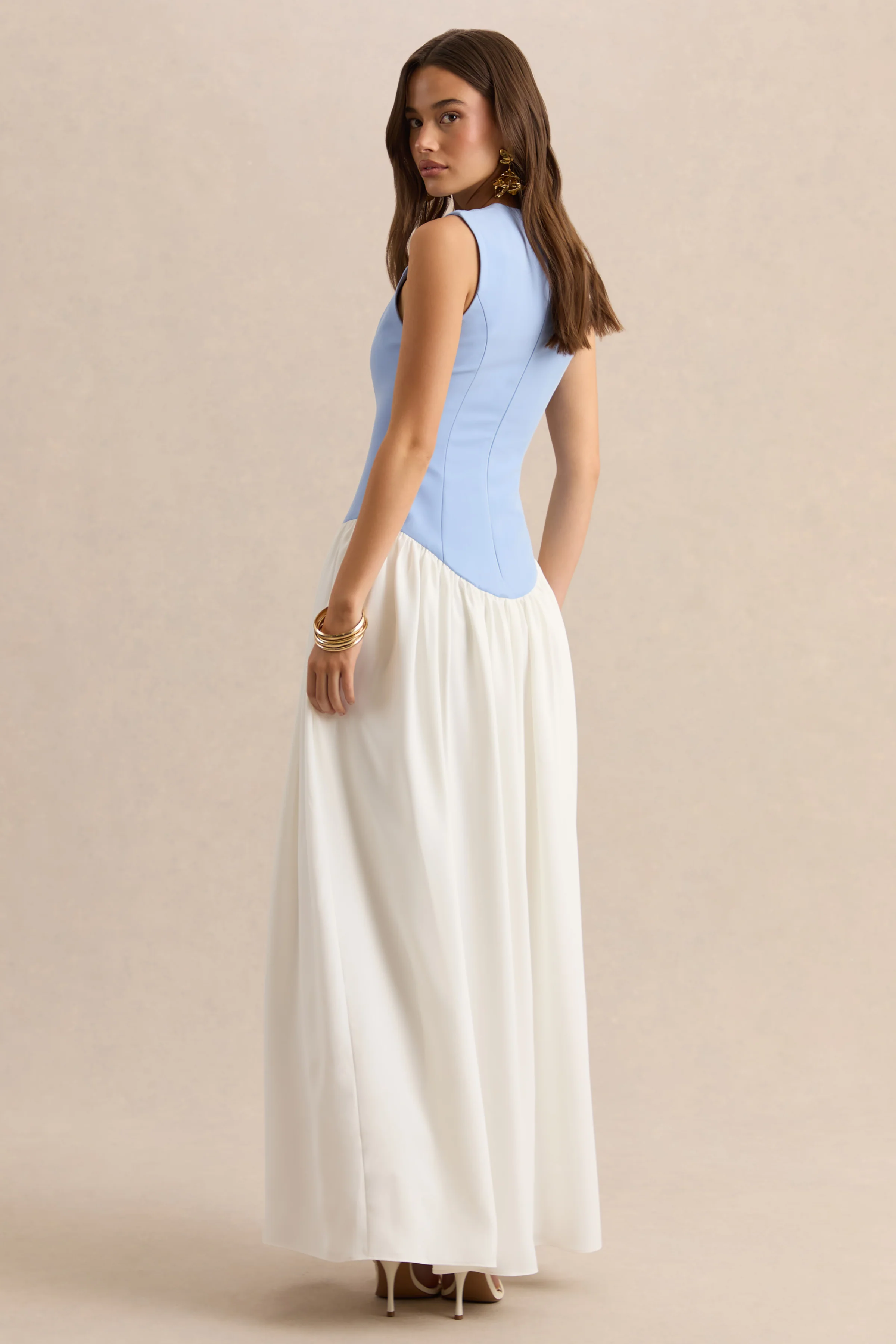 Iliana | Poederblauwe En Witte Ronde Hals Maxi Jurk Met Verlaagde Taille En Geplooide Rok - Image 3