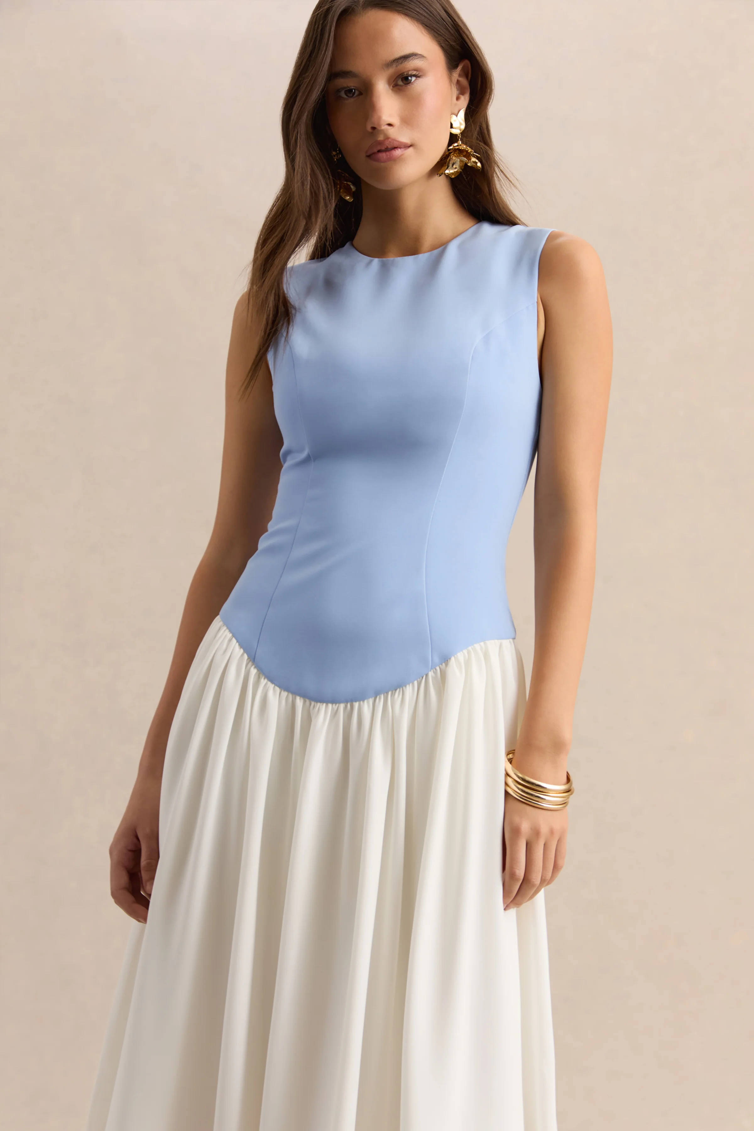 Iliana | Poederblauwe En Witte Ronde Hals Maxi Jurk Met Verlaagde Taille En Geplooide Rok - Image 4