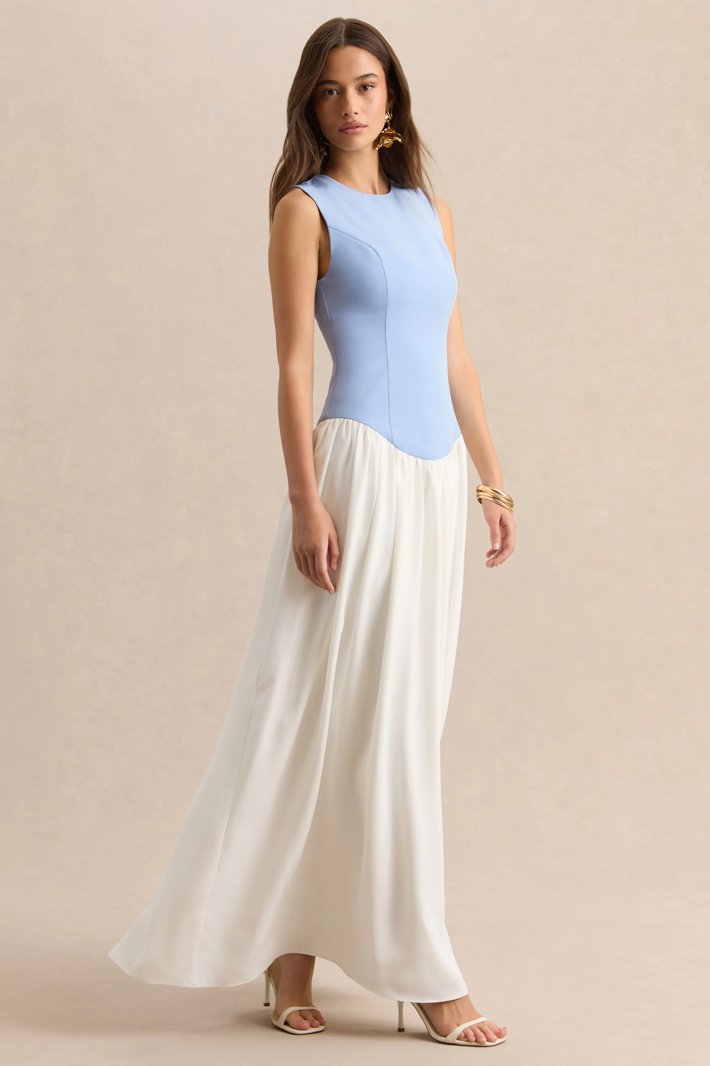 Iliana | Poederblauwe En Witte Ronde Hals Maxi Jurk Met Verlaagde Taille En Geplooide Rok - Image 5