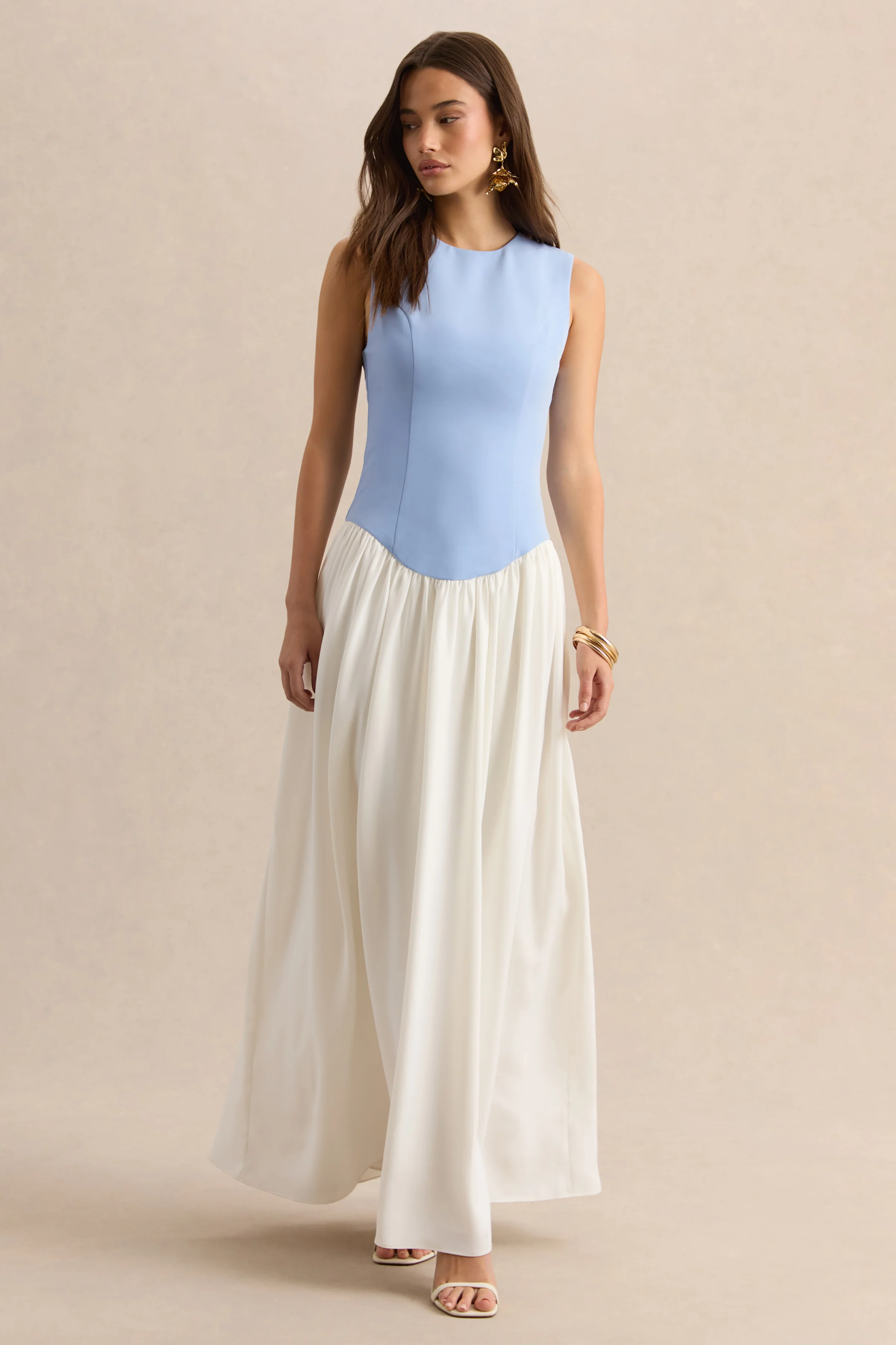 Iliana | Poederblauwe En Witte Ronde Hals Maxi Jurk Met Verlaagde Taille En Geplooide Rok - Image 6