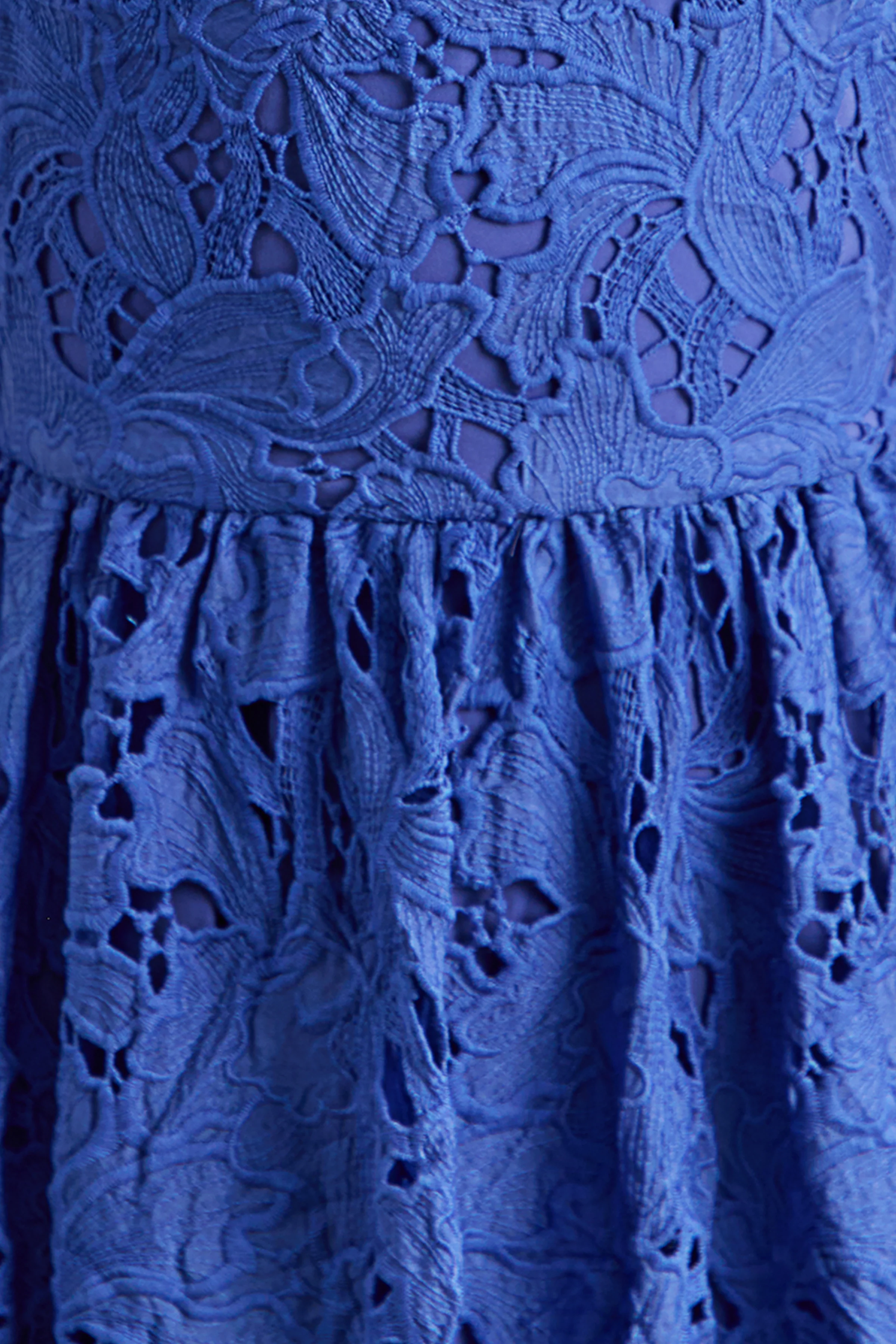 Indiana | Donkerblauwe Broderie Halternek Maxi Jurk - Image 7