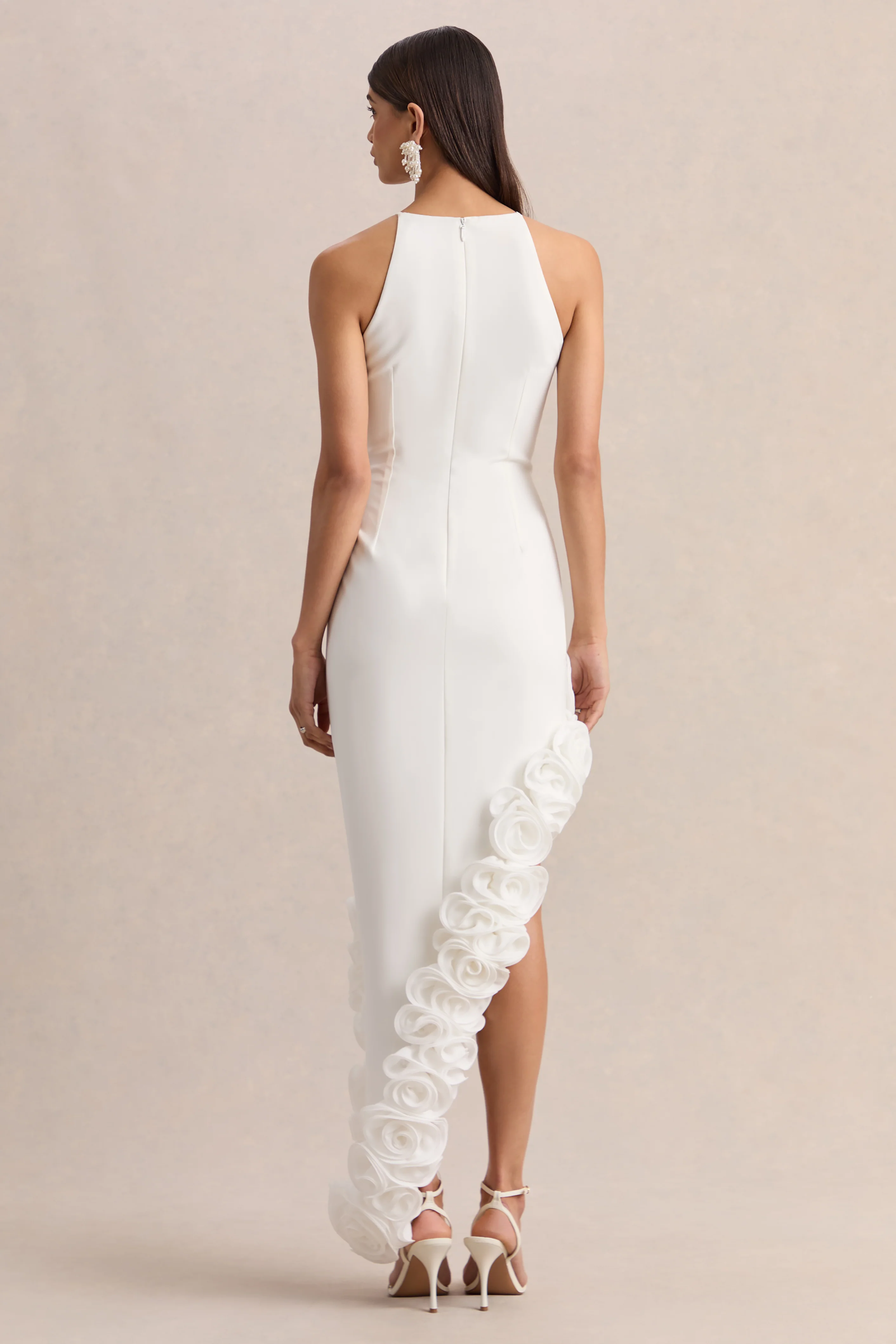 Indira | Witte Halternek Maxi Jurk Met Asymmetrische Bloemenprint Zoom - Image 2