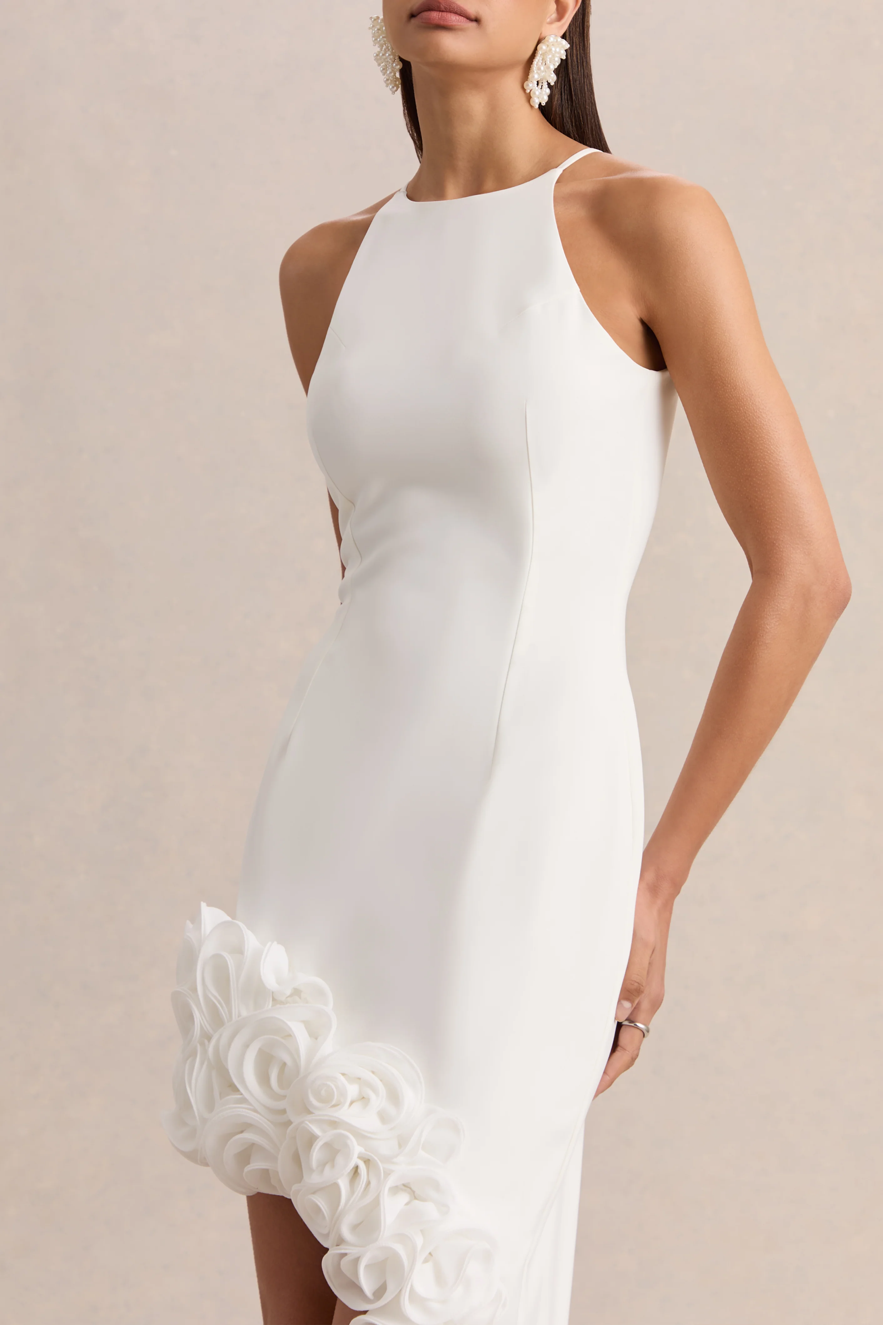 Indira | Witte Halternek Maxi Jurk Met Asymmetrische Bloemenprint Zoom - Image 3