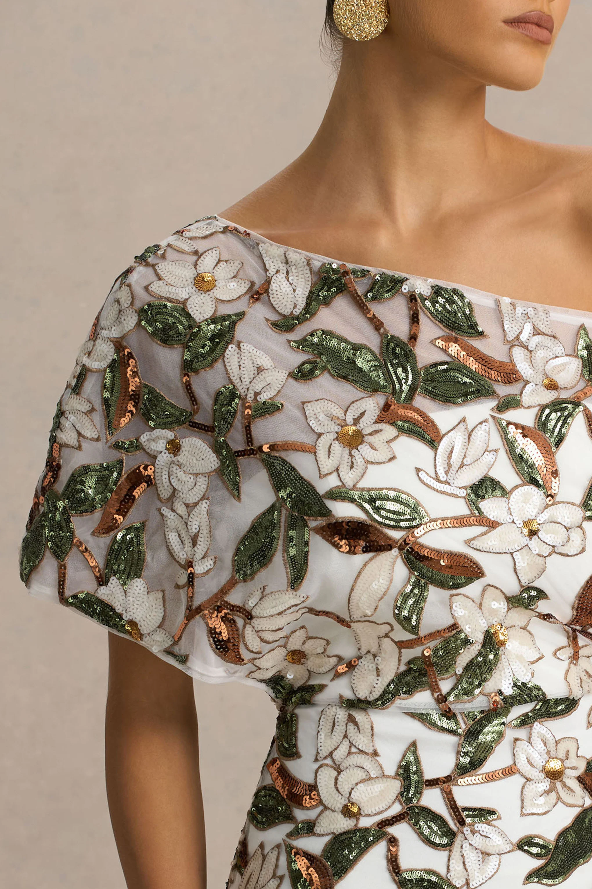 Iony | Witte en Groene Pailletten Bloemen en Mesh Maxi Jurk Met Asymmetrische Hals - Image 2