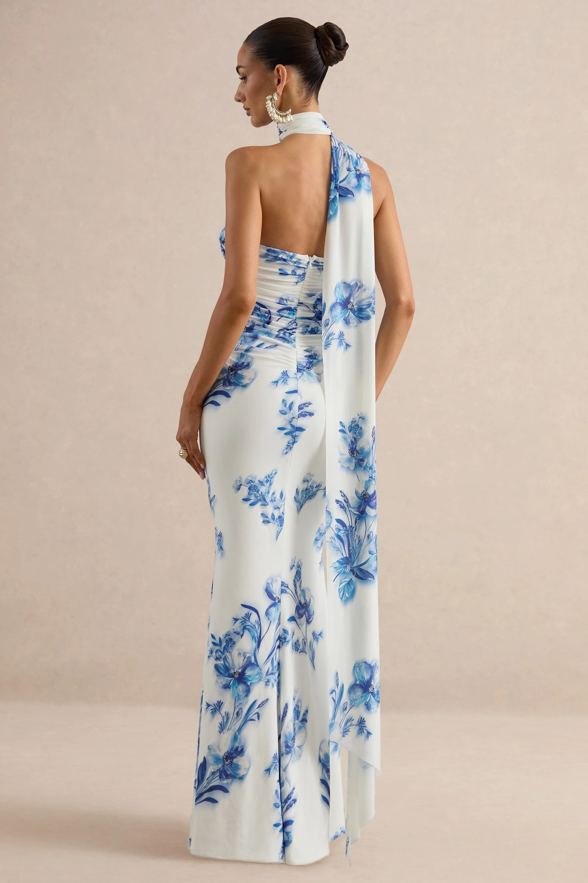 Iraida | Blauwe Bloemenprint Jurk Met Hoge Hals Maxi En Sjaaldetail - Image 2