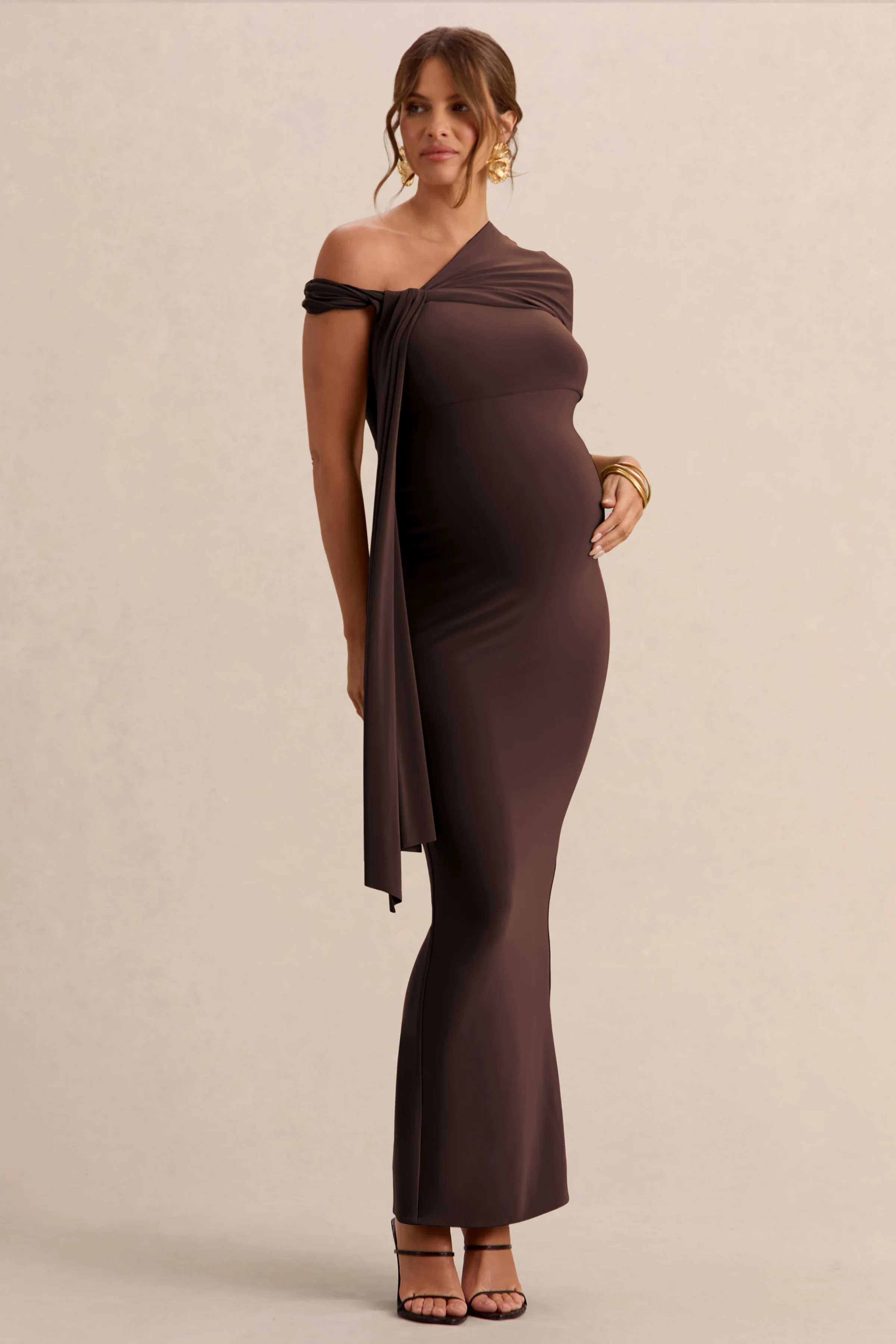Isela | Donkerbruine Asymmetrische Hals Zwangerschaps Maxi Jurk Met Ceintuur Detail