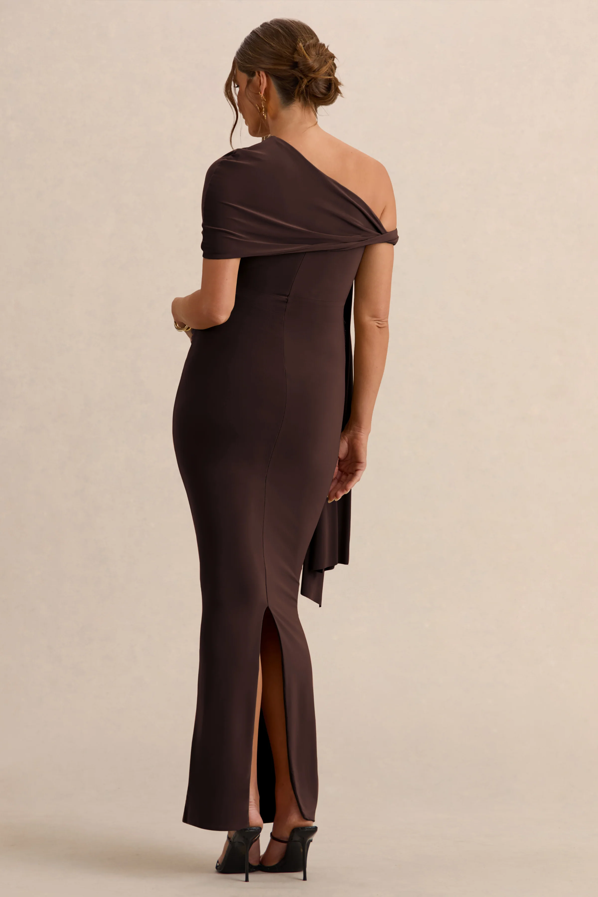 Isela | Donkerbruine Asymmetrische Hals Zwangerschaps Maxi Jurk Met Ceintuur Detail - Image 2