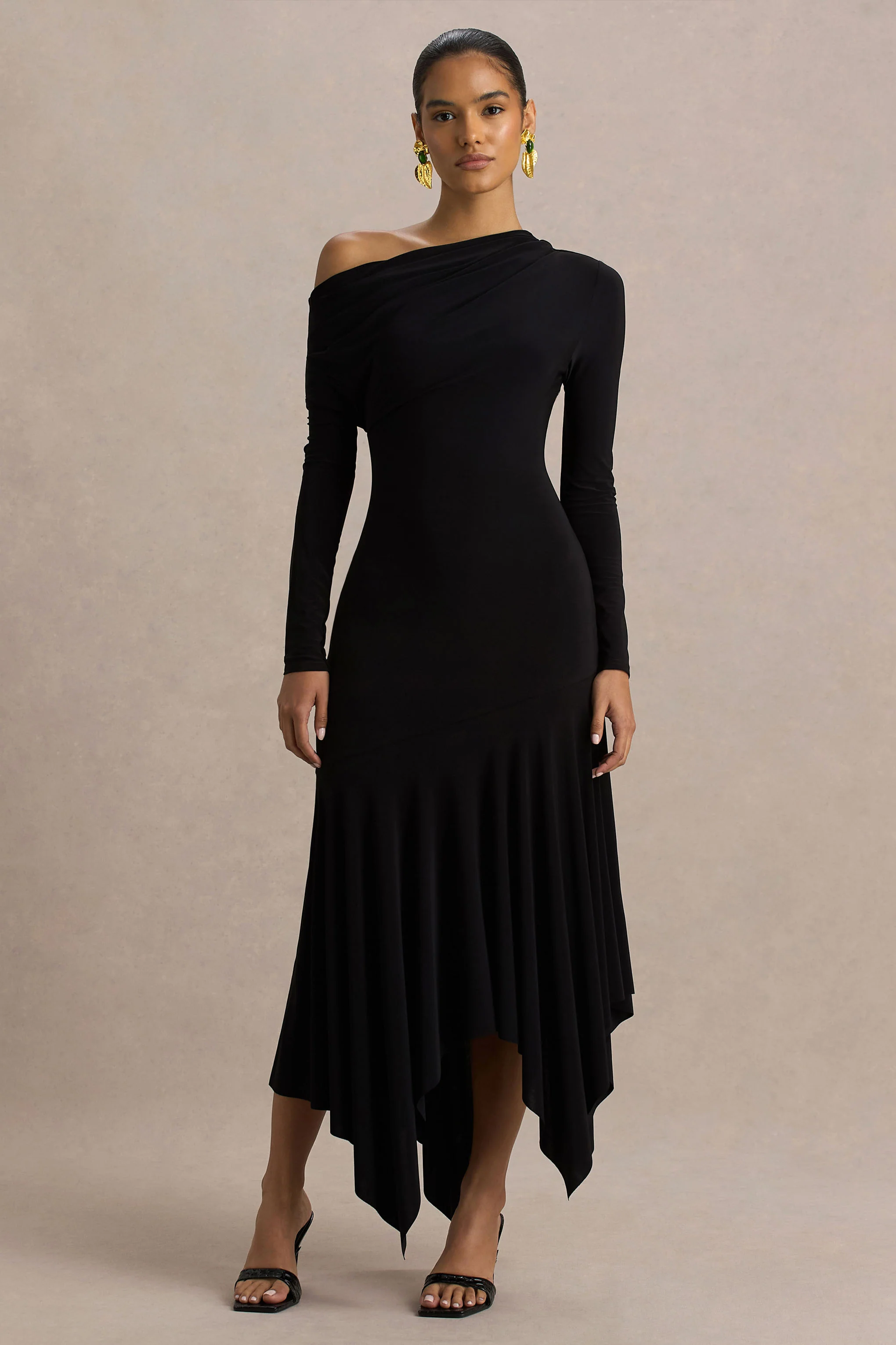 Isola | Zwarte Asymmetrische Hals Midi Jurk Met Verlaagde Taille