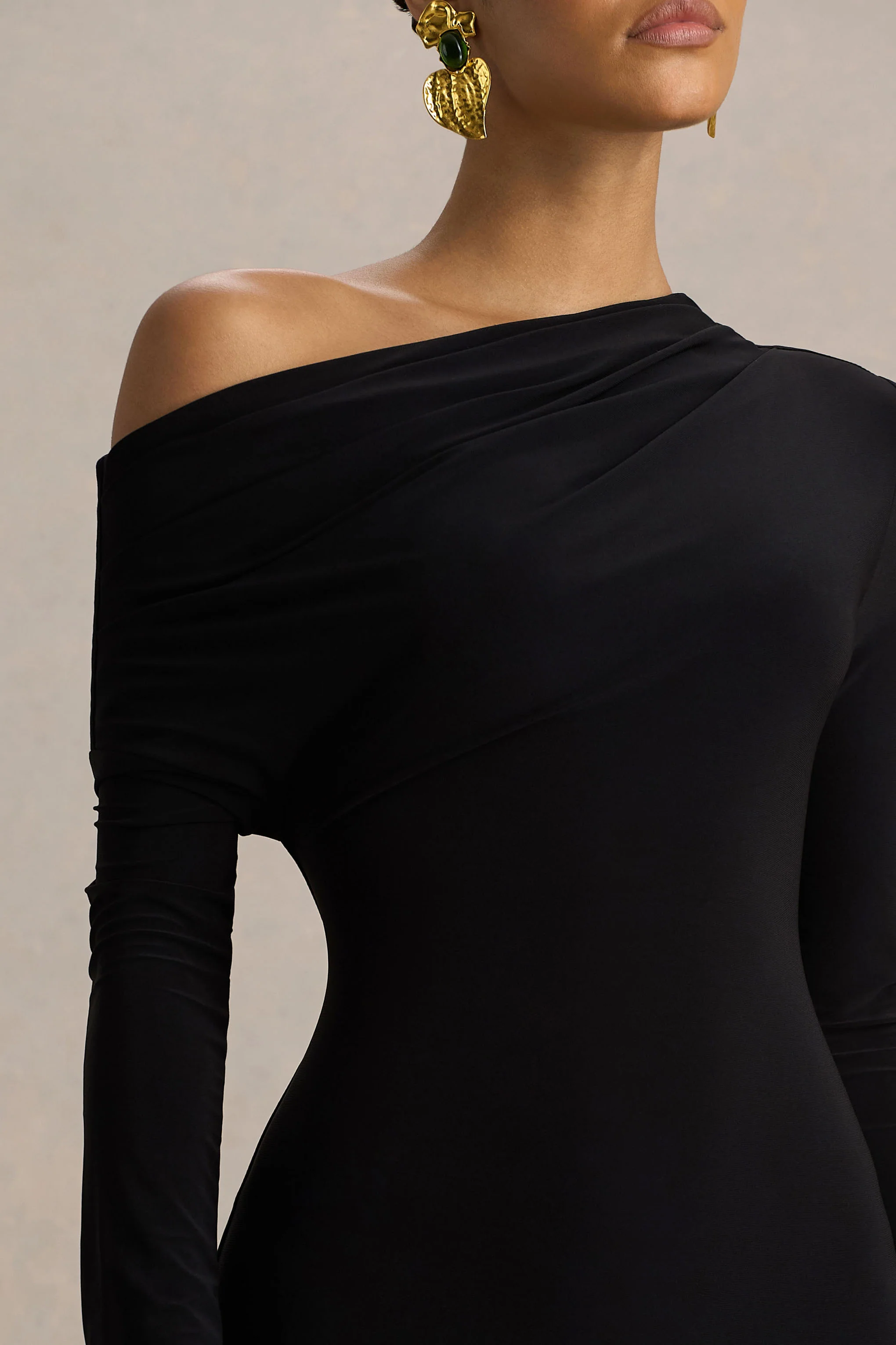 Isola | Zwarte Asymmetrische Hals Midi Jurk Met Verlaagde Taille - Image 3