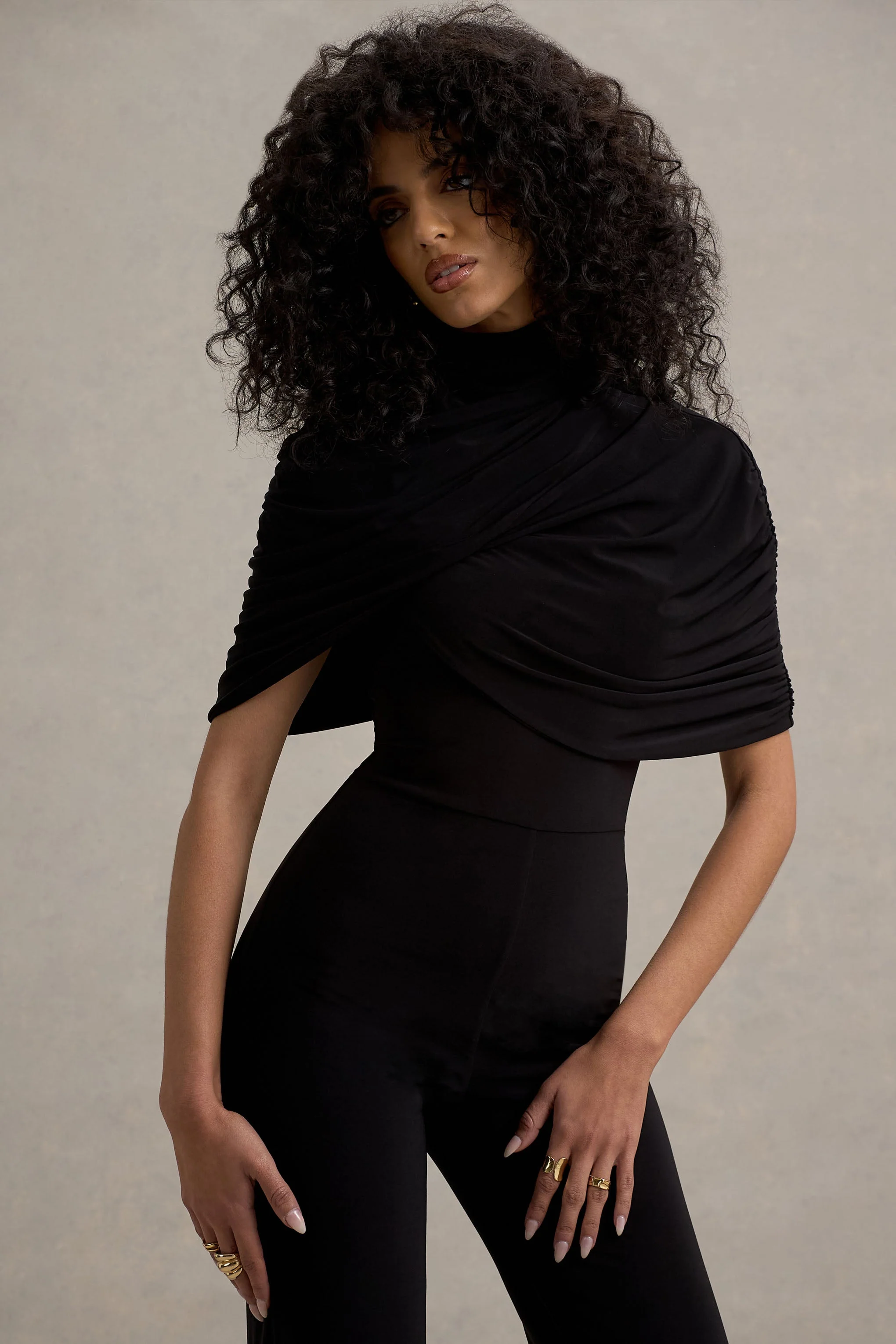 Isoline | Zwarte Gedraaide Cape Jumpsuit Met Uitlopende Pijpen - Image 3