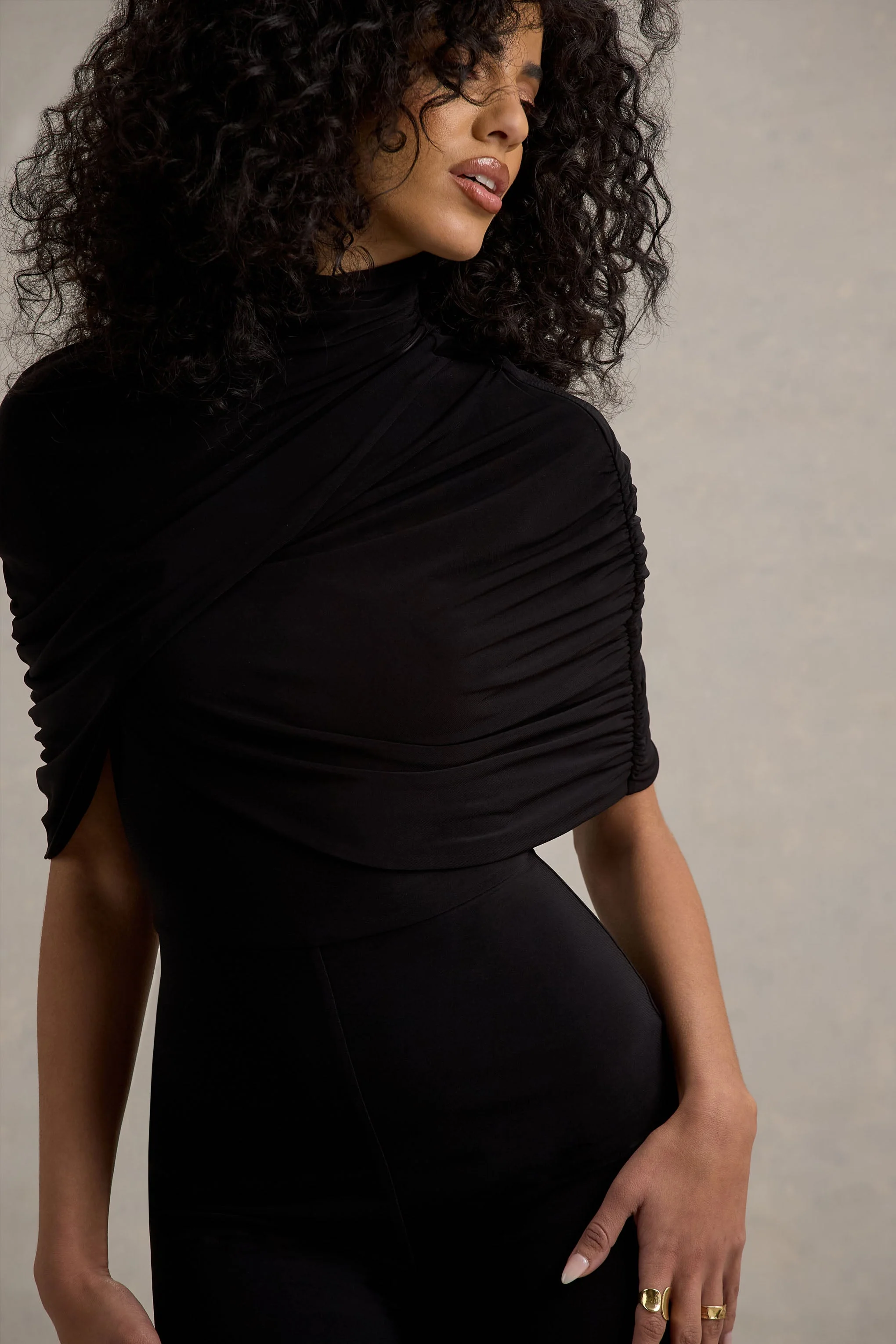 Isoline | Zwarte Gedraaide Cape Jumpsuit Met Uitlopende Pijpen - Image 7