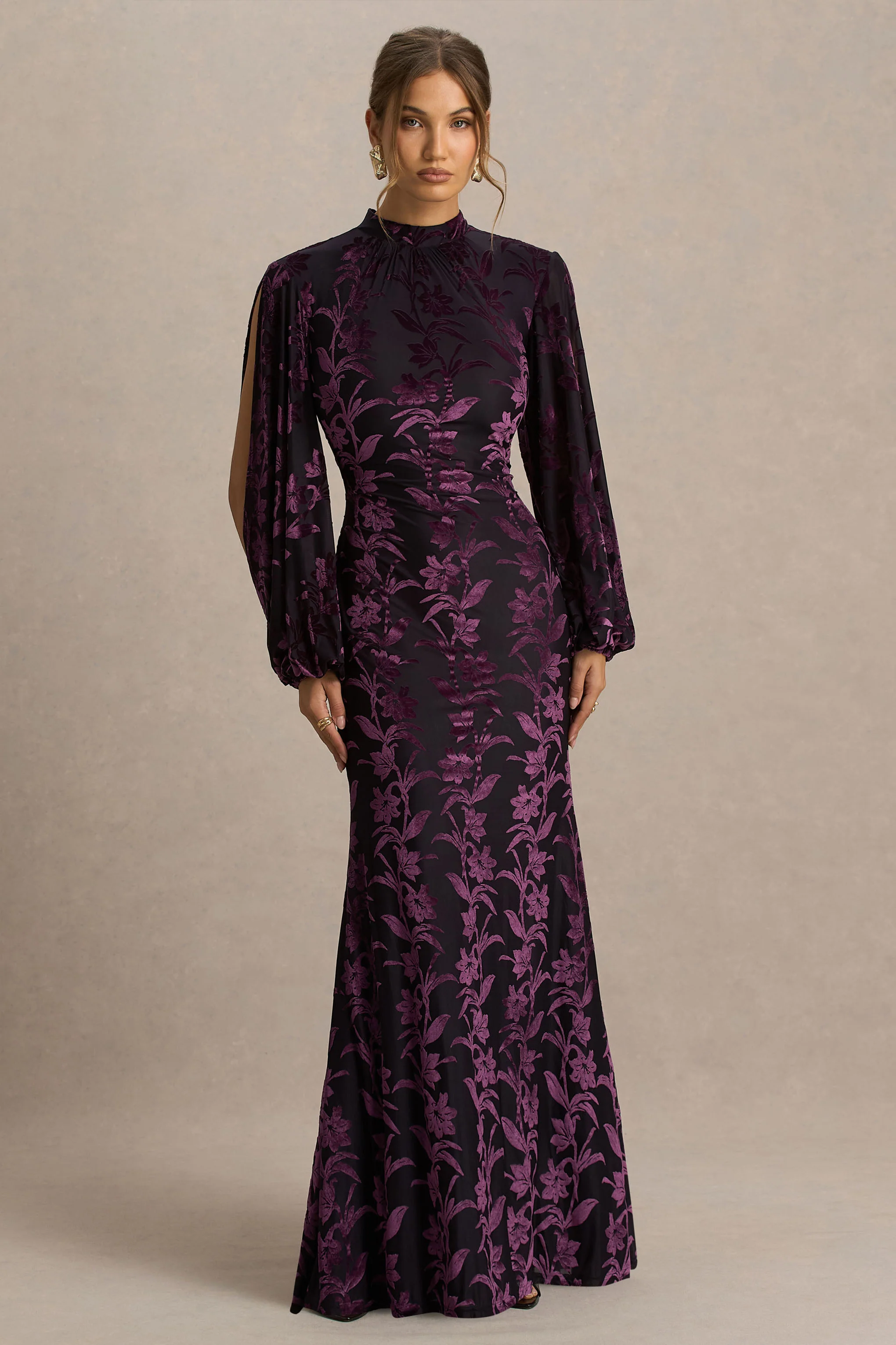 Janet | Zwart En Bordeaux Devore Maxi Jurk Met Hoge Hals En Uitgsijding Details