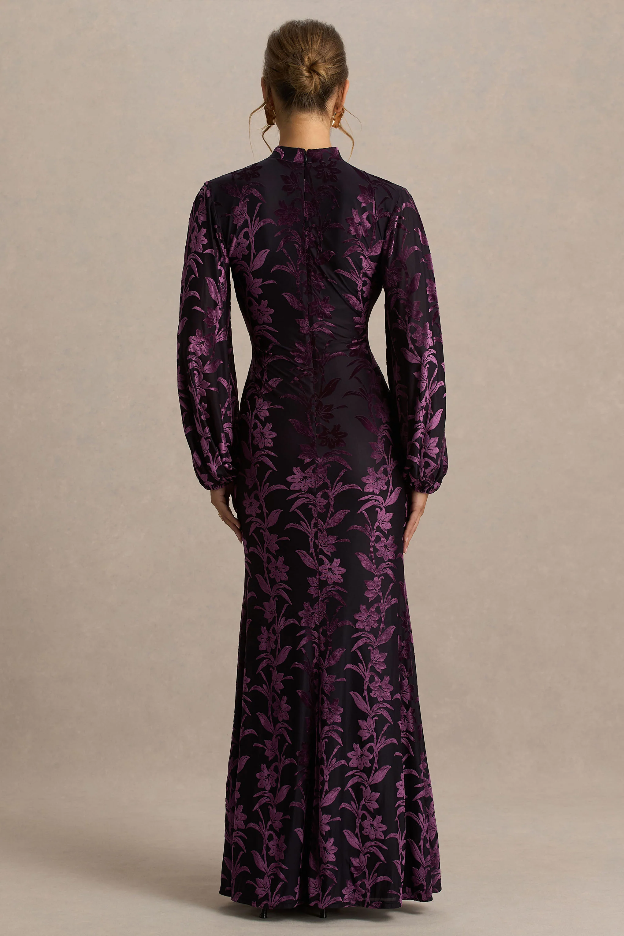 Janet | Zwart En Bordeaux Devore Maxi Jurk Met Hoge Hals En Uitgsijding Details - Image 2