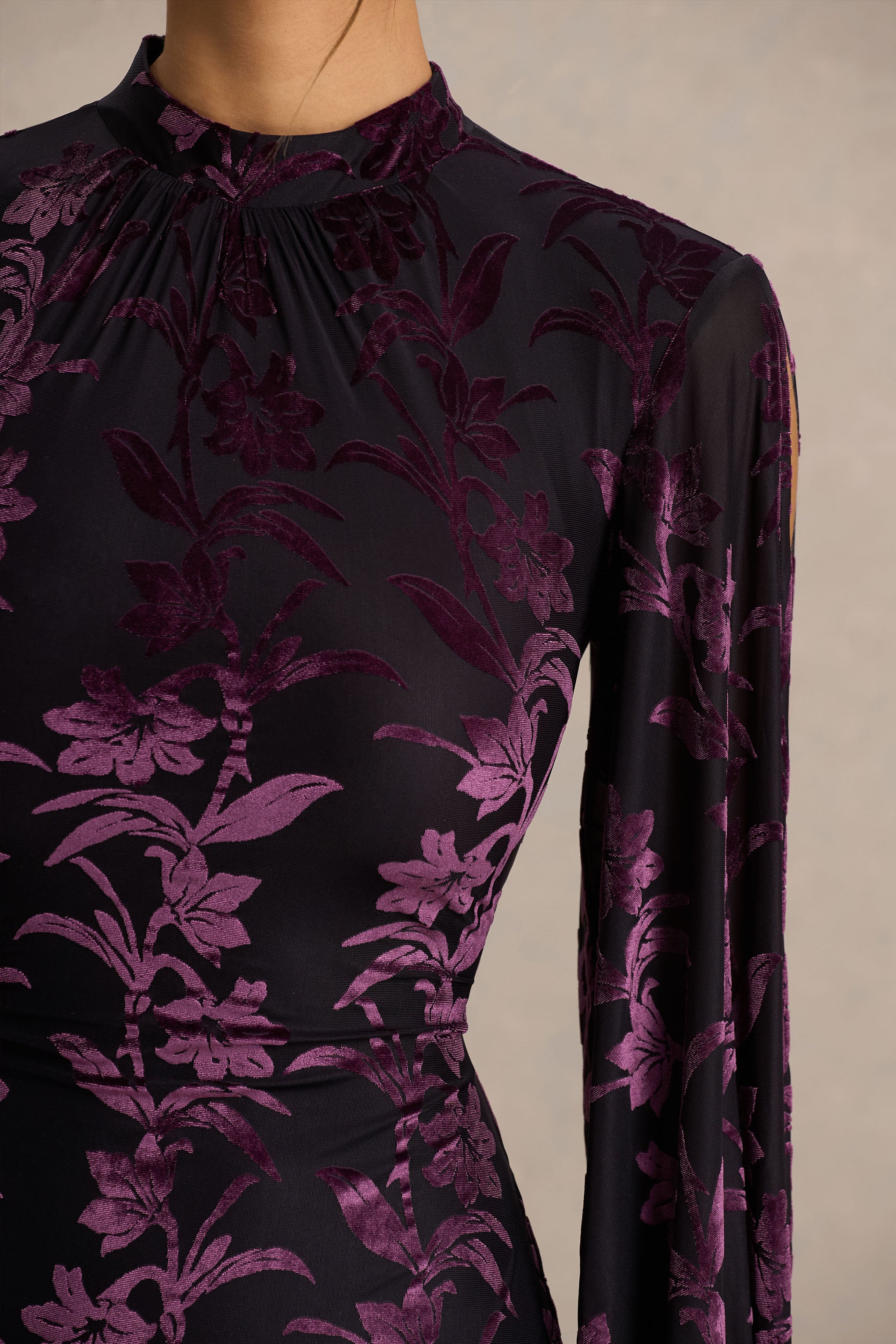 Janet | Zwart En Bordeaux Devore Maxi Jurk Met Hoge Hals En Uitgsijding Details - Image 3