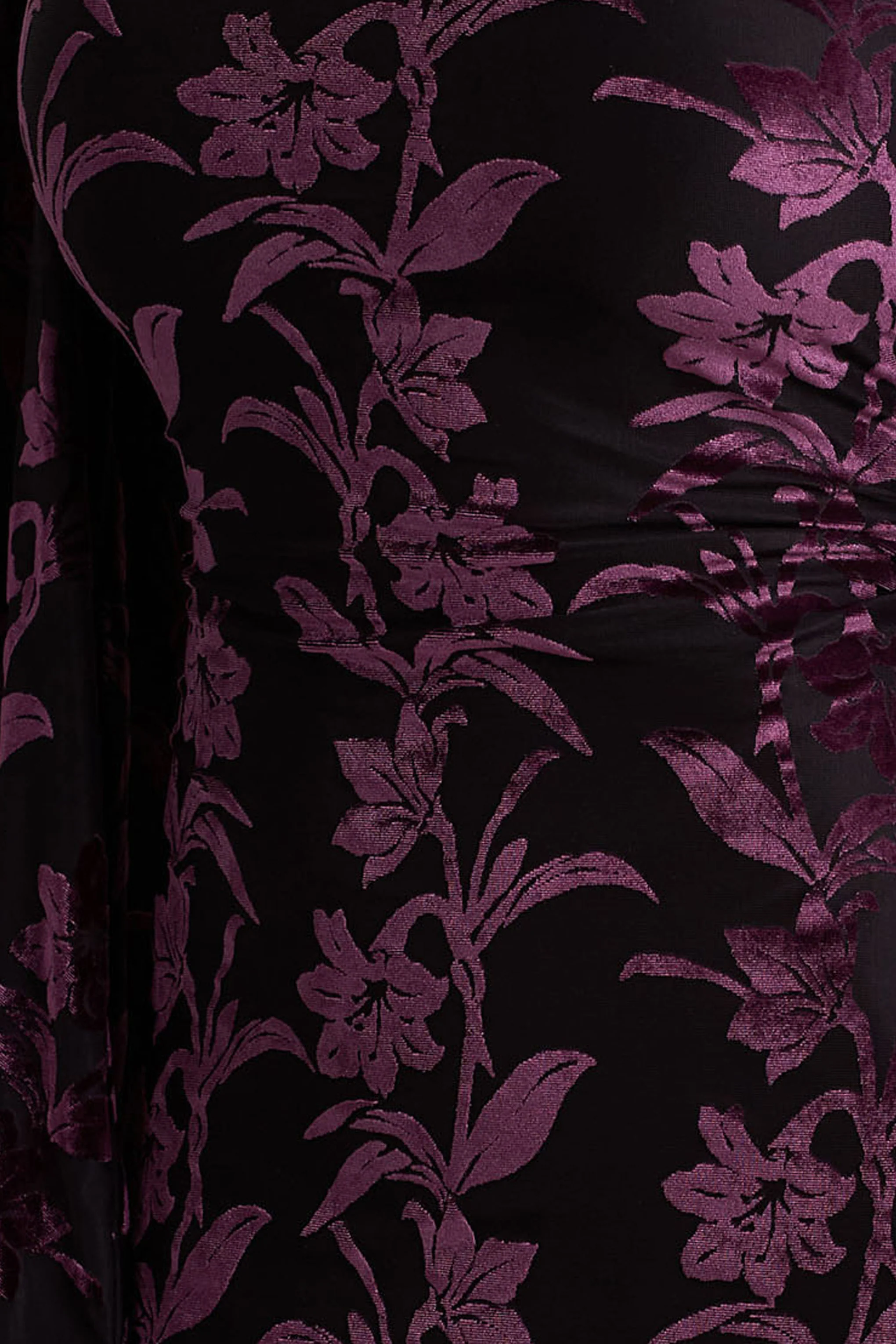Janet | Zwart En Bordeaux Devore Maxi Jurk Met Hoge Hals En Uitgsijding Details - Image 6