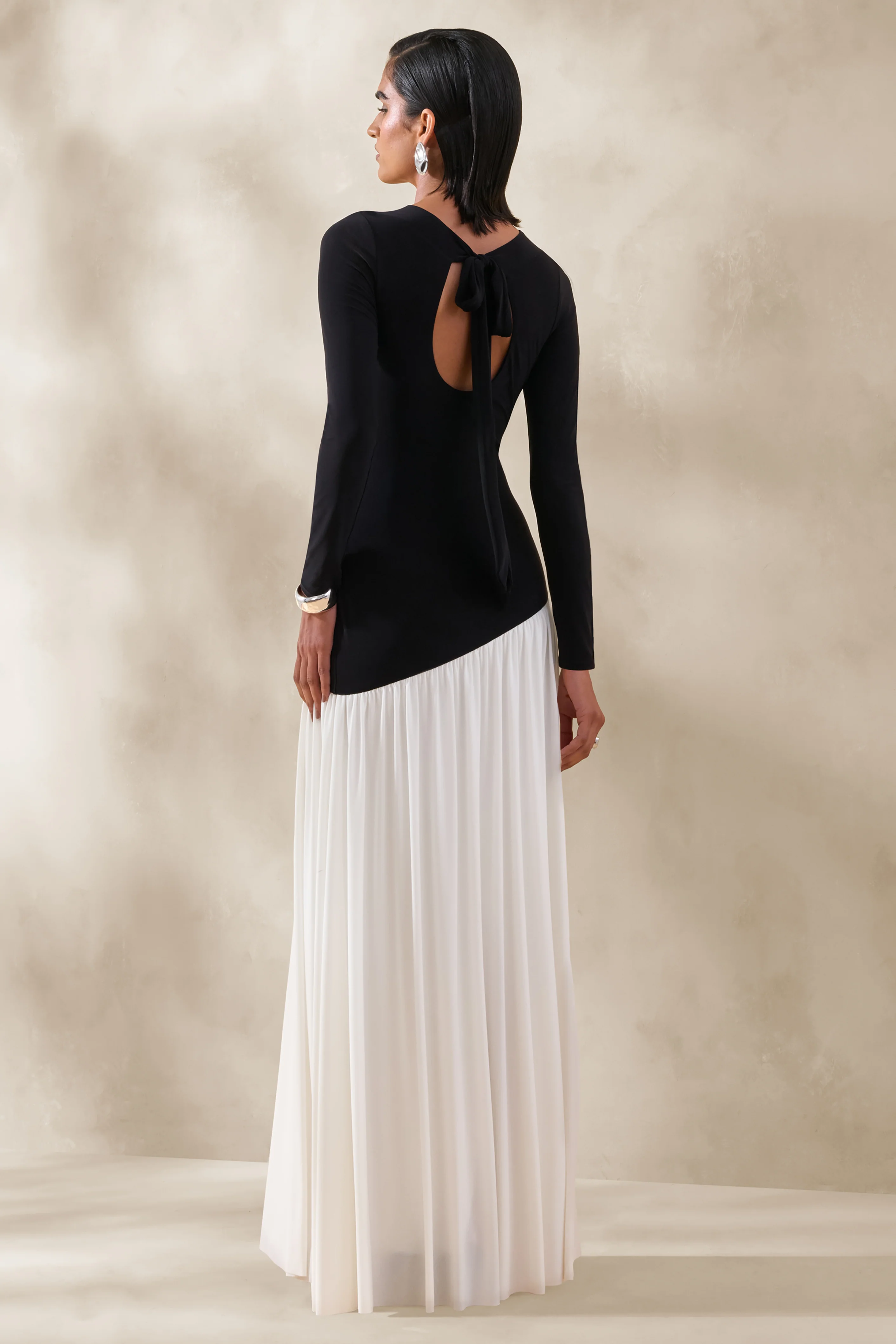 Jasira | Zwart-Witte Ronde Hals Maxi Jurk Met Asymmetrische verlaagde Taille - Image 2