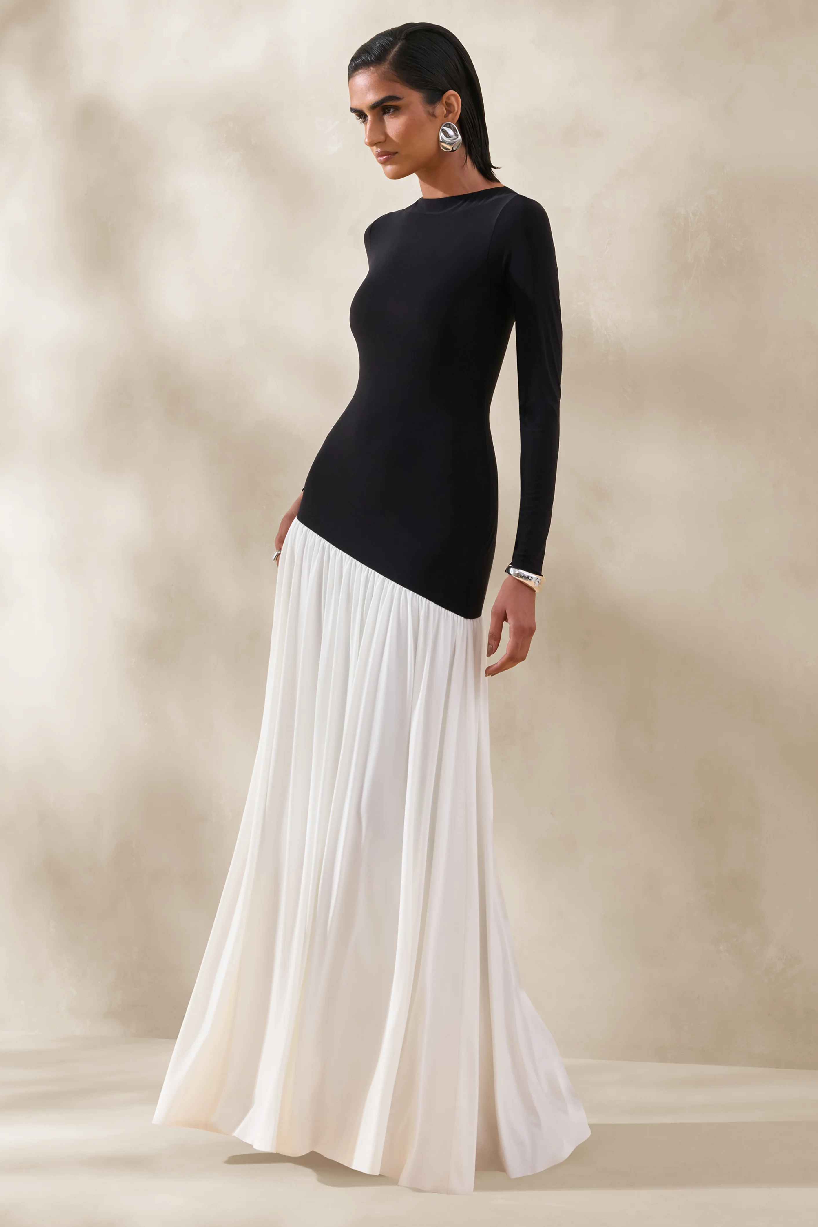 Jasira | Zwart-Witte Ronde Hals Maxi Jurk Met Asymmetrische verlaagde Taille - Image 4
