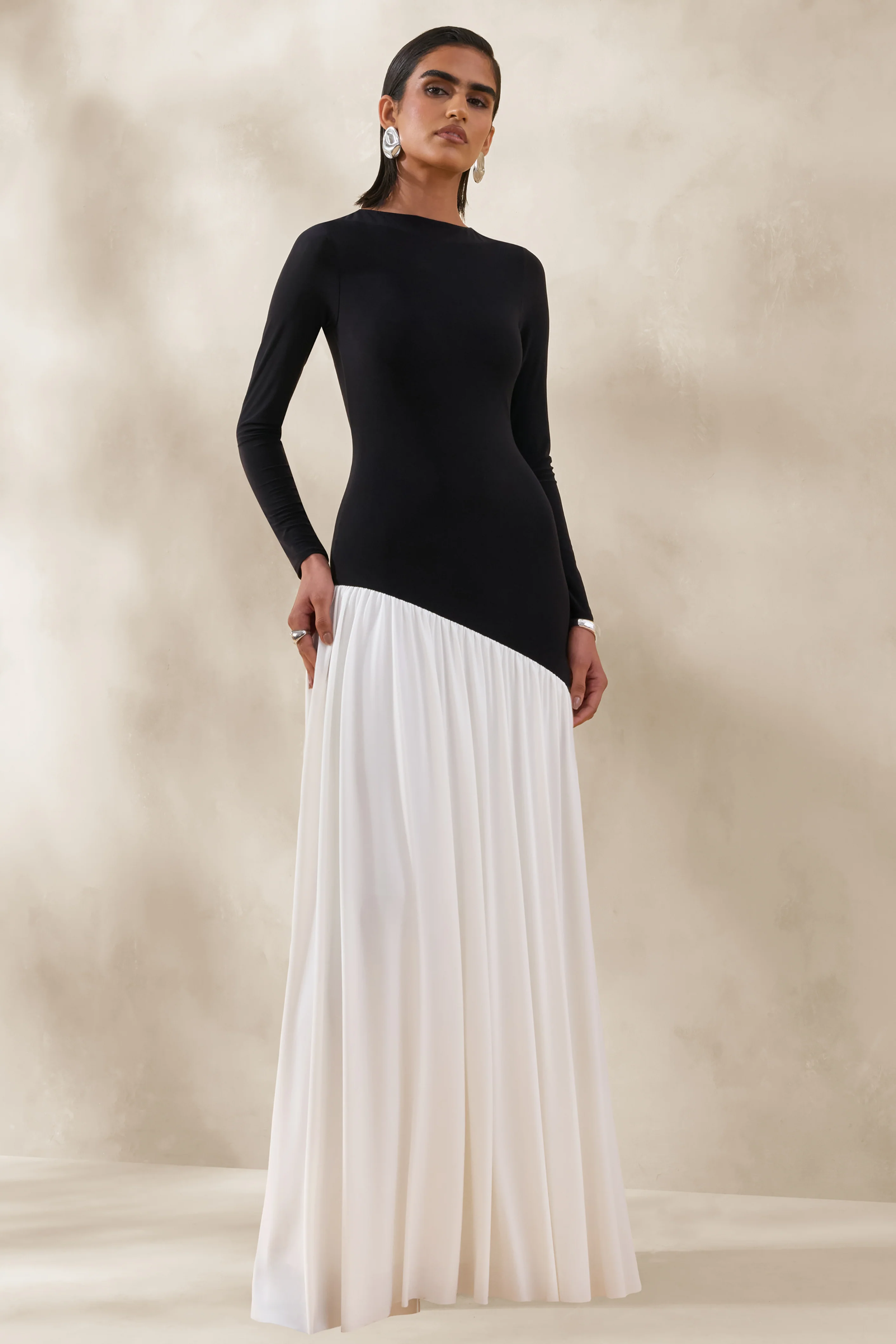 Jasira | Zwart-Witte Ronde Hals Maxi Jurk Met Asymmetrische verlaagde Taille - Image 5