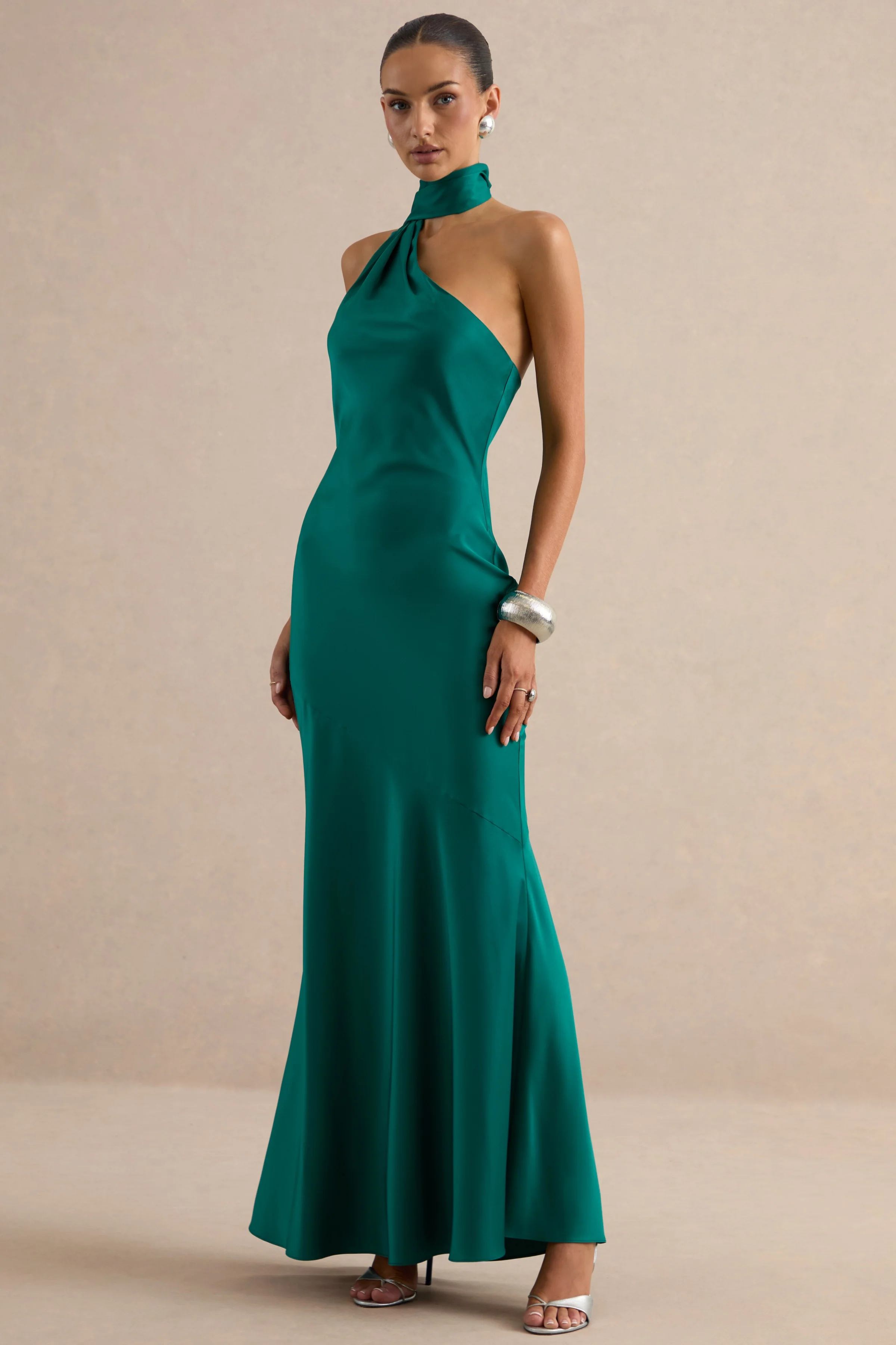 Jorina | Groene Satijnen Maxi Jurk Met Asymmetrische Hals En Sjaaldetail - Image 4