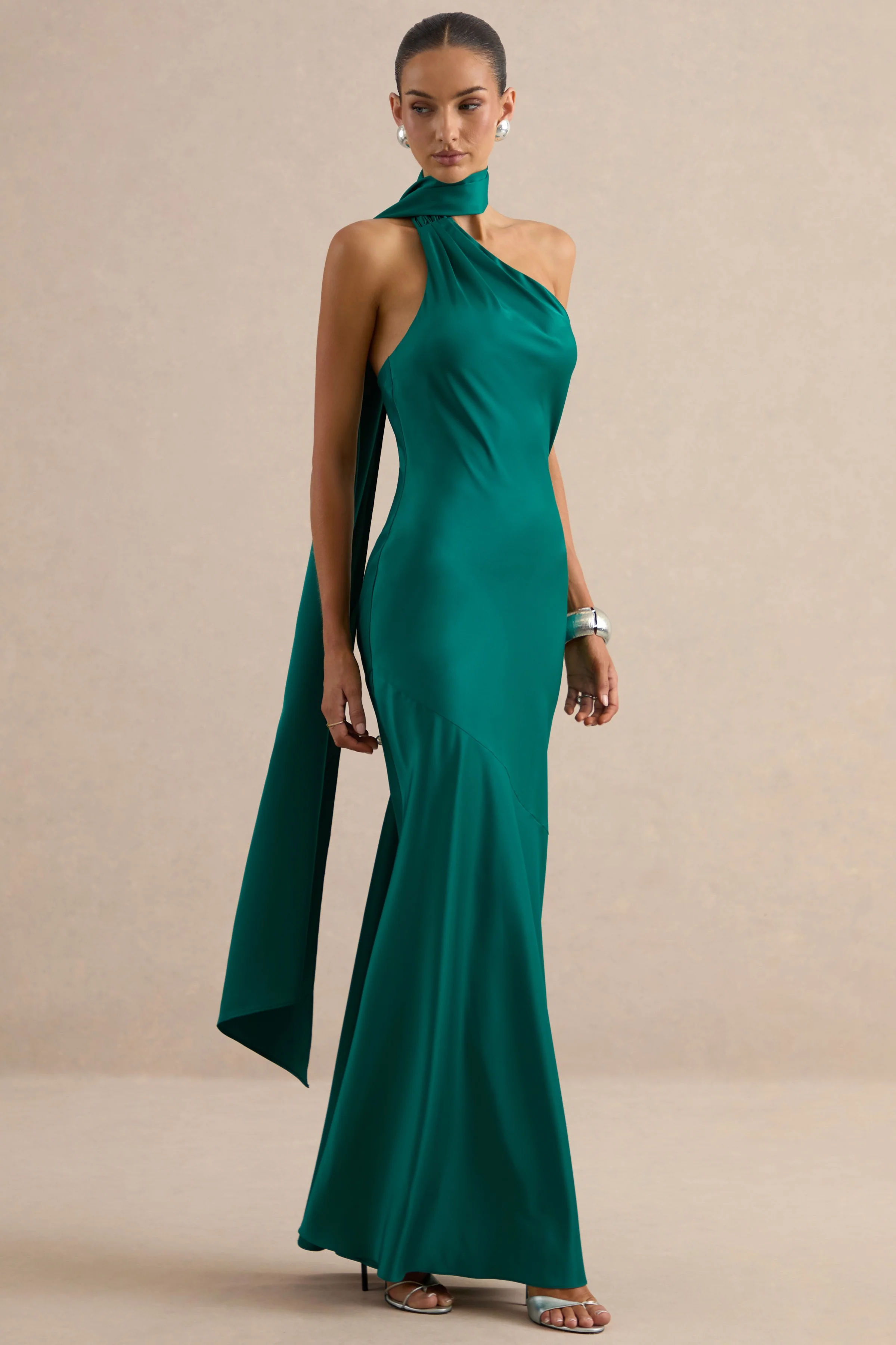 Jorina | Groene Satijnen Maxi Jurk Met Asymmetrische Hals En Sjaaldetail - Image 5