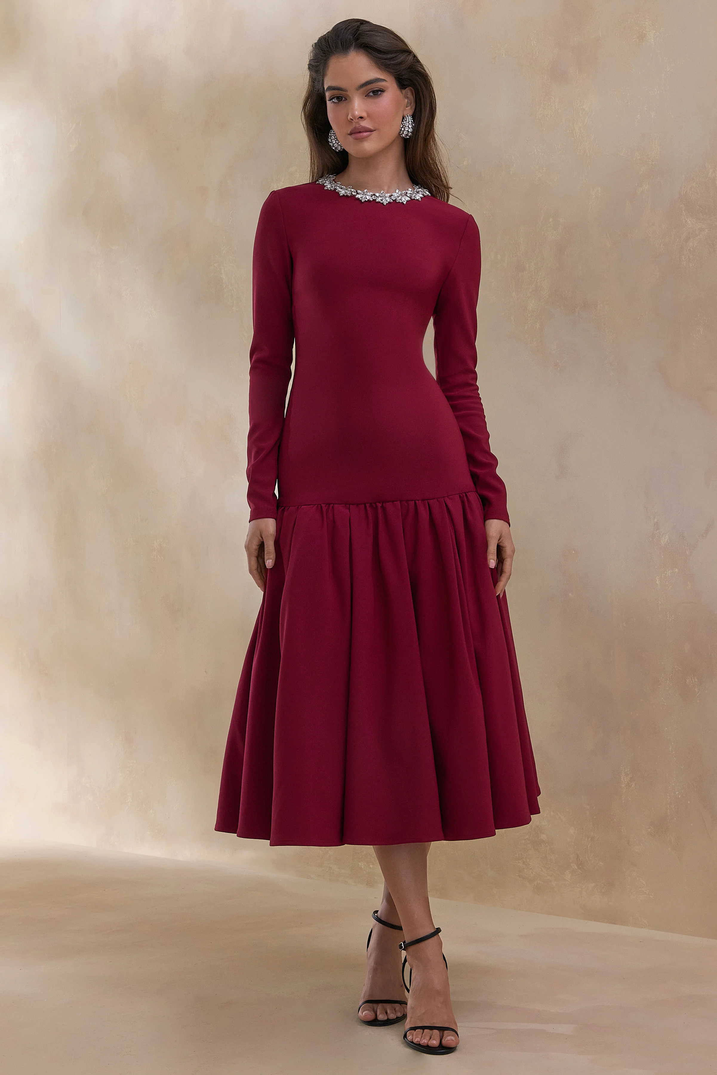 Jovana | Bordeaux Ronde Hals Midi Jurk Met Verlaagde Taille