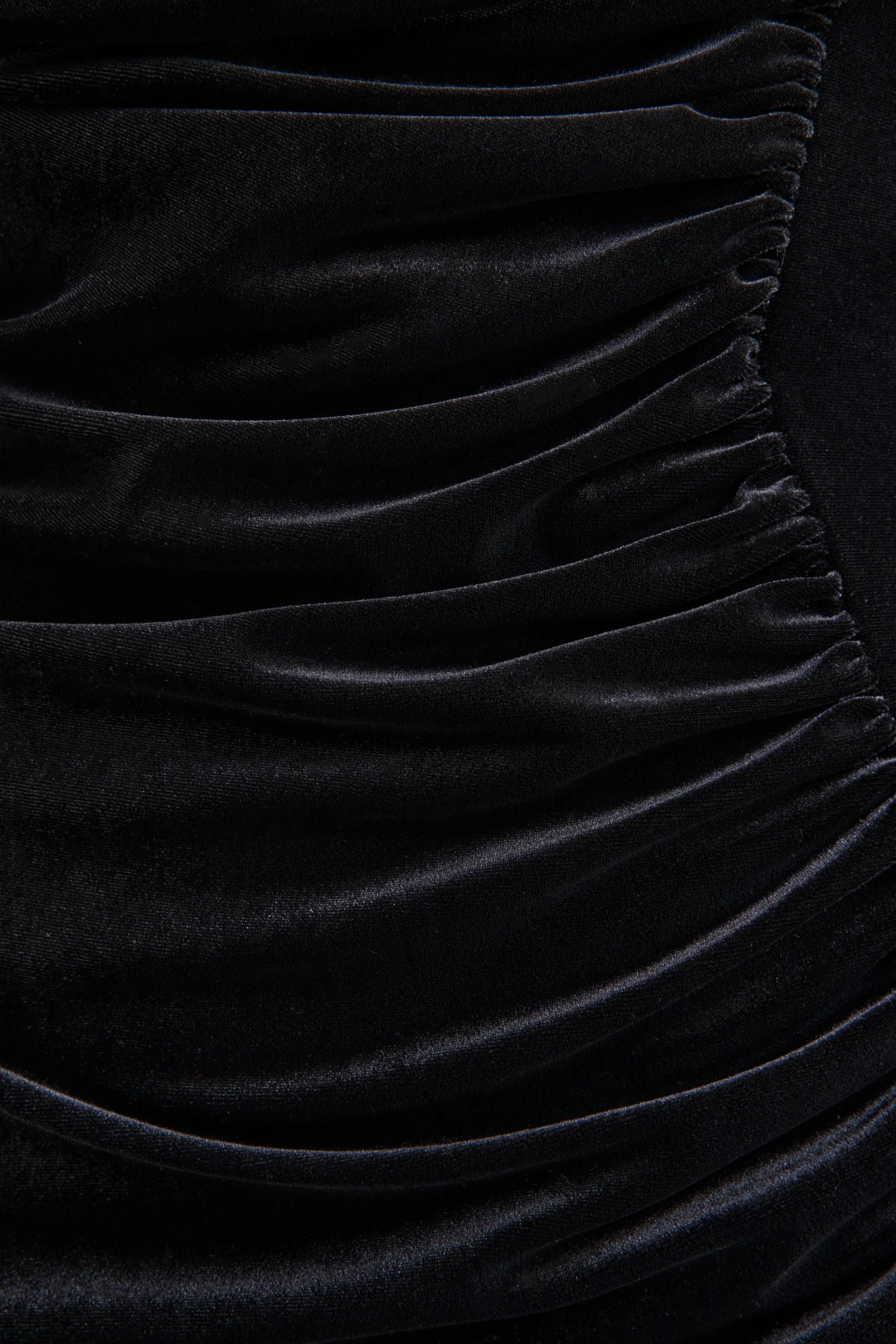 Jovita | Zwarte Fluwelen Maxi Jurk met Lage Draperende Halslijn en Geplooide Details - Image 4