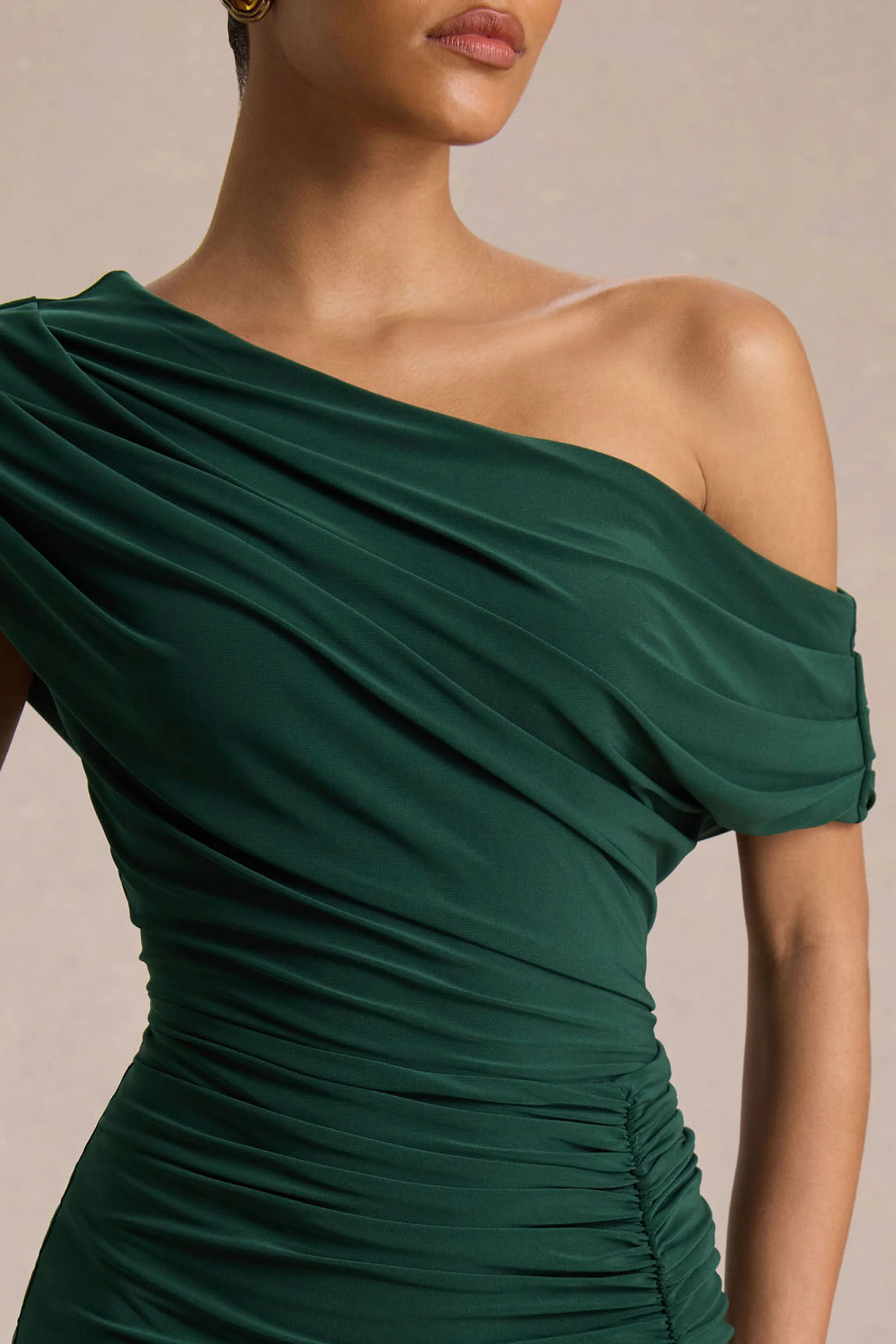 Kady | Donkergroene Asymmetrische Hals Maxi Jurk Met Gerimpelde Detail - Image 4