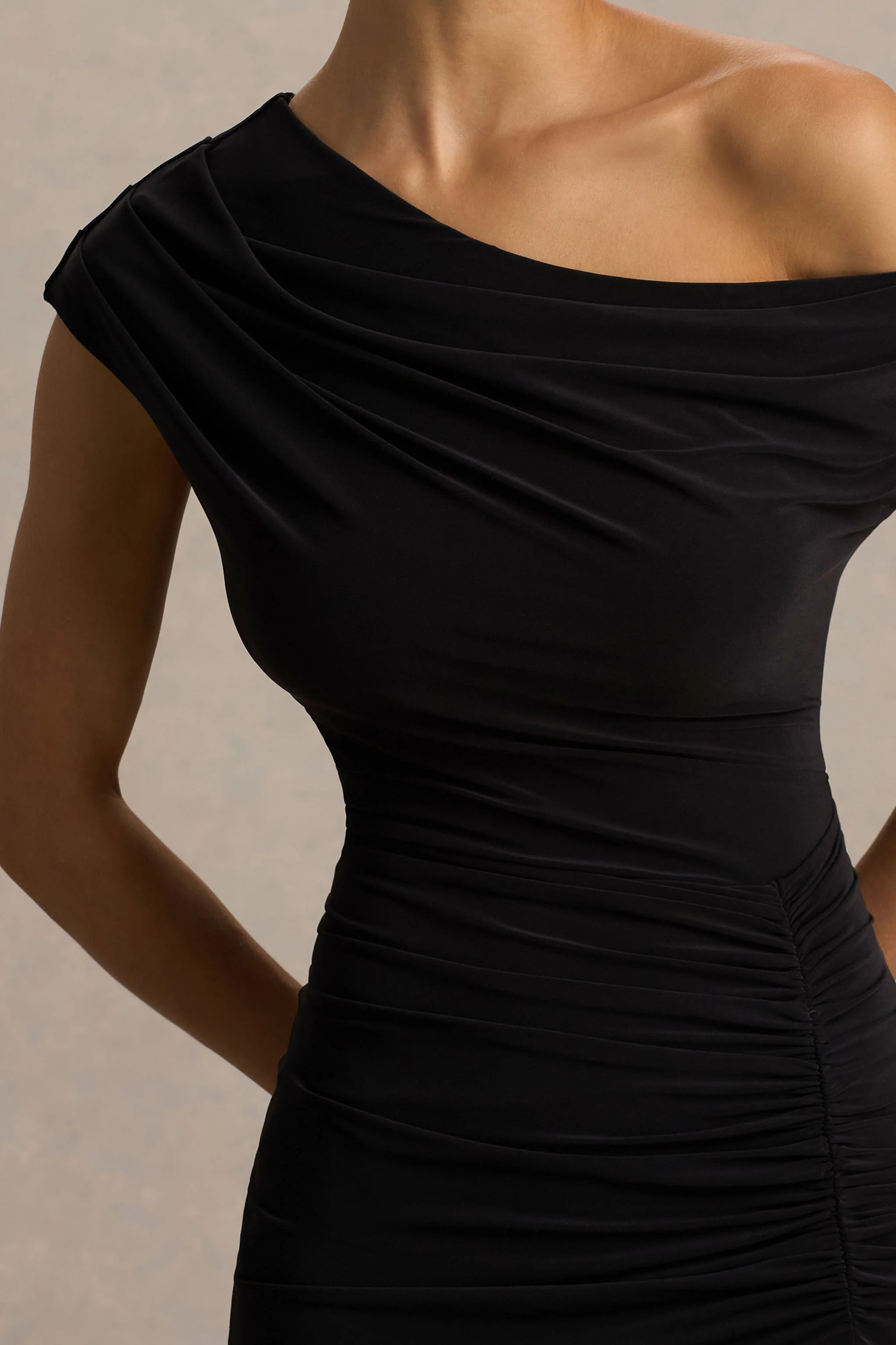 Kady | Zwarte Asymmetrische Hals Maxi Jurk Met Gerimpeld Detail - Image 3