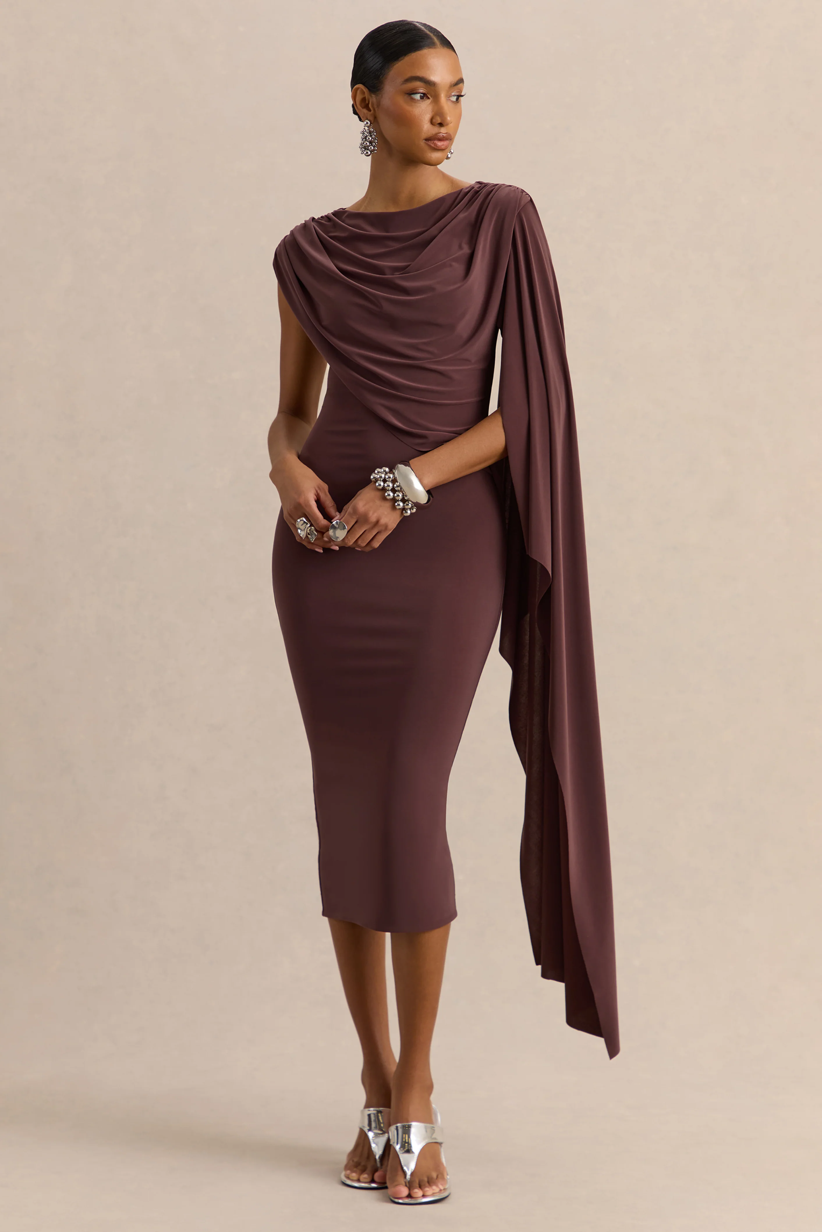Kamoria | Bruine Ronde Hals Midi Jurk met Cape Mouw