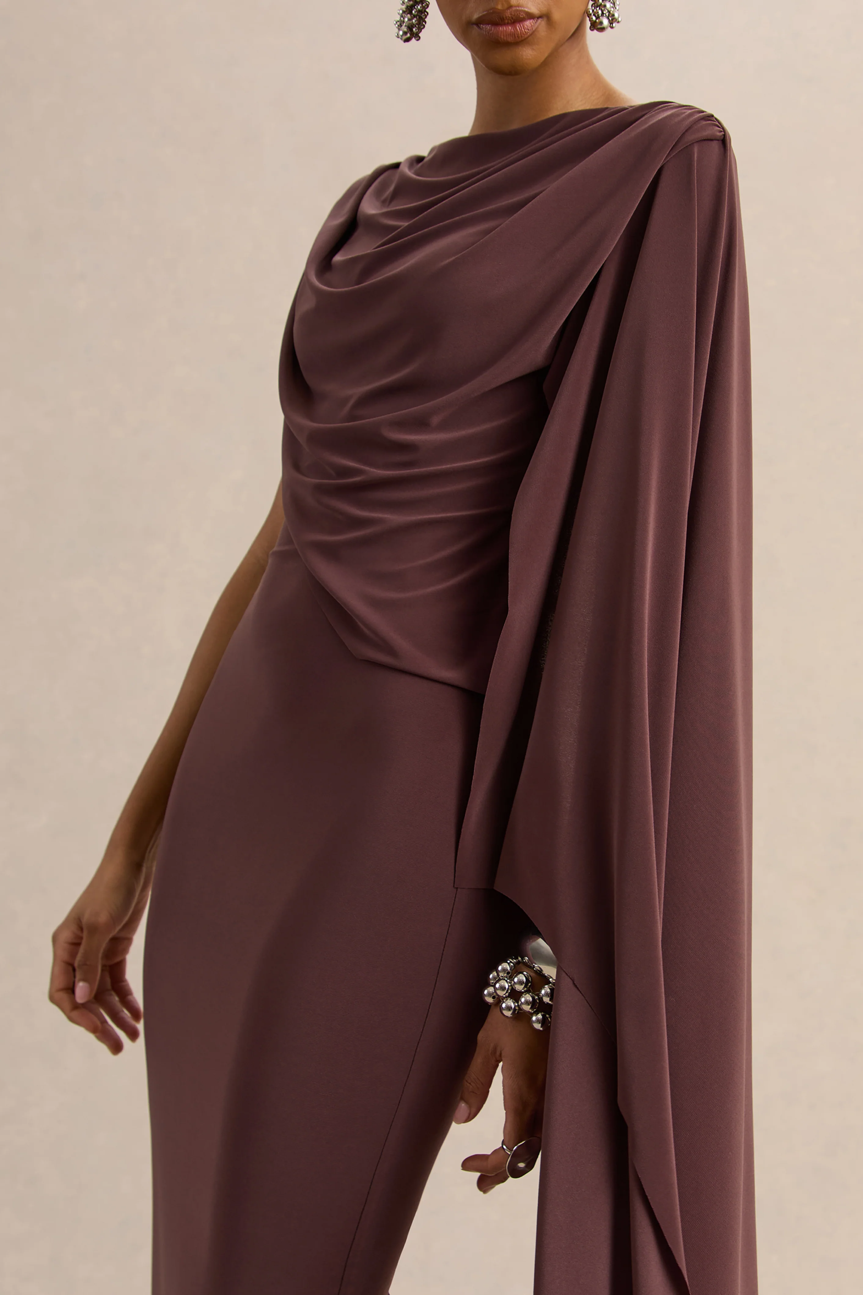 Kamoria | Bruine Ronde Hals Midi Jurk met Cape Mouw - Image 3
